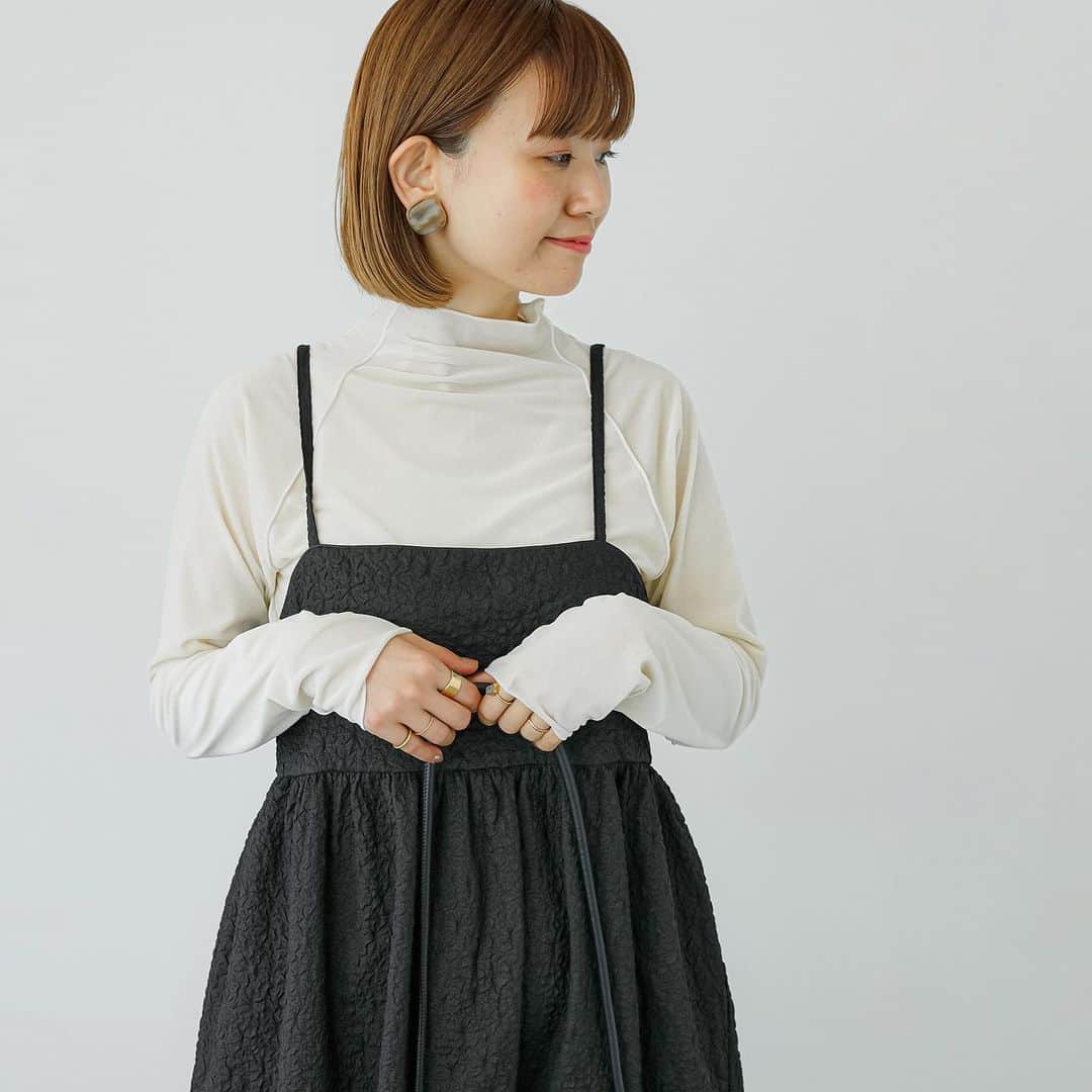 Lugnoncure（ルノンキュール）さんのインスタグラム写真 - (Lugnoncure（ルノンキュール）Instagram)「【Recommend Style】 ⁡ ポコポコとした素材のジャカードワンピースに、光沢感があり上品なベロアトップを合わせて華やかな雰囲気を演出。  マウンテンパーカーを羽織ってカジュアルダウンさせたスタイリングもおすすめです。 ⁡ ワンピースは、ふんわりとしたシルエットを描くギャザー切替とバックリボンがポイント。 ⁡  ⁡ ------------------------------------------ ⁡ #one-piece ¥7,590(tax incl.) _No.1107518 beige/black ⁡ #pullover ¥4,290(tax incl.) _No.1213056 off-white/gray/black ⁡ #coat ¥6,490(tax incl.) _No.1304822 gray/khaki/navy ⁡ ------------------------------------------  ※タグのついていないアイテムもオンラインショップに順次入荷いたします。 ⁡ ※商品画像は、撮影環境やご利用のPC・スマートフォンのモニター環境などにより実物と色味に差異がある場合がございます。 ⁡ ⁡ #lugnoncure #ルノンキュール #オフコーデ #キレイめカジュアル #オフスタイル #休日コーデ #大人カジュアル #カジュアルコーデ #秋コーデ #キャミワンピース #ジャカード  #ベロア #2023aw #canshopig #autumn #fashion」9月27日 17時43分 - lugnoncure