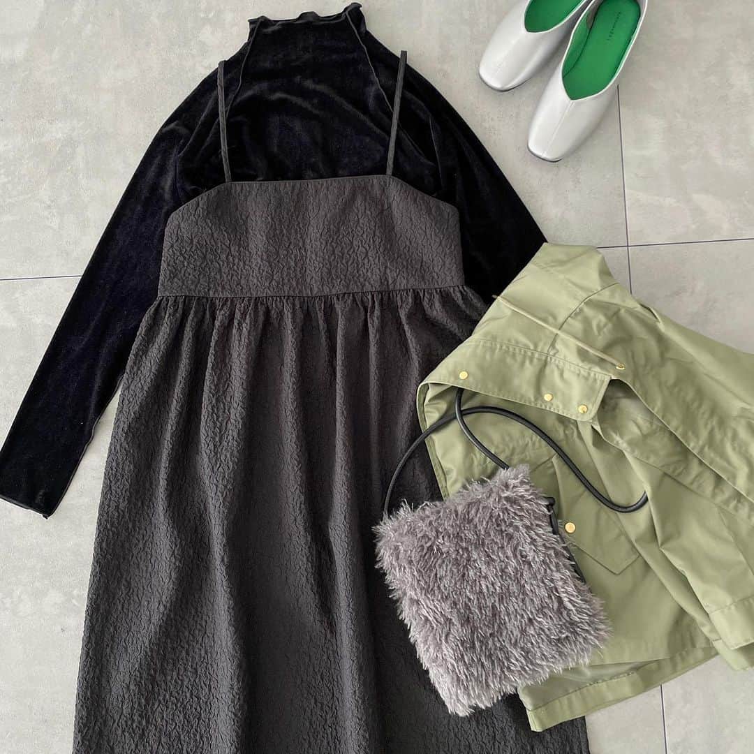 Lugnoncure（ルノンキュール）さんのインスタグラム写真 - (Lugnoncure（ルノンキュール）Instagram)「【Recommend Style】 ⁡ ポコポコとした素材のジャカードワンピースに、光沢感があり上品なベロアトップを合わせて華やかな雰囲気を演出。  マウンテンパーカーを羽織ってカジュアルダウンさせたスタイリングもおすすめです。 ⁡ ワンピースは、ふんわりとしたシルエットを描くギャザー切替とバックリボンがポイント。 ⁡  ⁡ ------------------------------------------ ⁡ #one-piece ¥7,590(tax incl.) _No.1107518 beige/black ⁡ #pullover ¥4,290(tax incl.) _No.1213056 off-white/gray/black ⁡ #coat ¥6,490(tax incl.) _No.1304822 gray/khaki/navy ⁡ ------------------------------------------  ※タグのついていないアイテムもオンラインショップに順次入荷いたします。 ⁡ ※商品画像は、撮影環境やご利用のPC・スマートフォンのモニター環境などにより実物と色味に差異がある場合がございます。 ⁡ ⁡ #lugnoncure #ルノンキュール #オフコーデ #キレイめカジュアル #オフスタイル #休日コーデ #大人カジュアル #カジュアルコーデ #秋コーデ #キャミワンピース #ジャカード  #ベロア #2023aw #canshopig #autumn #fashion」9月27日 17時43分 - lugnoncure