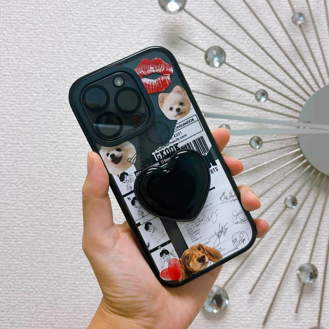 airiのインスタグラム：「⁡ iPhone15proデビュー😗✌🏾 マイカラーの黒にしました🖤🖤🖤 ⁡ ケースはまた海外オーダーで世界に1つだけの 好きが集まったiPhoneケース💋かわいい 黒×赤の組み合わせ♡黒×金の組み合わせ好き ⁡ うちの子グッズのも可愛過ぎたけど🐶 推しも入れたいし、犬たちも入れたいし 今回はまとめた🫶クリップcookyは粘着力が 低下しちゃって入荷も未定だから黒ハート🖤 ⁡ ⁡#iPhone #iphone15pro #iphoneケース  #iPhoneケースオーダー #愛犬 #愛犬家  #bts #jungkook #반탄소년단 #정국 #아미 #btsarmy #army #黒 #推し #myphone」