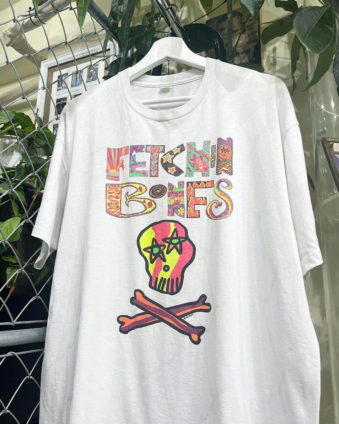 ジャムルのインスタグラム：「1980's～ FETCHIN BONES ¥21800+tax(23980) .  1983年にアメリカのノースカロライナで結成された女性Vo. の5人組バンド、FETCHIN BONES。 日本ではマイナーバンドだと思いますが、サポートアクトとしてレッチリともツアーを回ったり80年代のU.S.インディーロック・シーンを代表するバンドで後の90年代ガールズバンドにも多大な影響を与えたバンドです。  こちらは80年代製の1枚で、サイケでカラフルなグラフィックが無茶苦茶イケてます！！ ZEBRAのコピーライト入りも嬉しいポイントですね。  活動期間も短かったバンド故にレアなTシャツだと思います。 .  WEB SHOPに入荷しております。 是非ご覧ください。 jammru.com  #お問い合わせはお電話で承ります #jammru #大阪古着屋#心斎橋古着屋 #vintagetshirt #vintagetee #vintagebandtee#fetchinbones  #osaka  #fashion  #streetstyle  #streetfashion  #vtg  #vintage  #used  #usedclothing  #古着 #古着屋 #ファッション #70s #80s #90s」