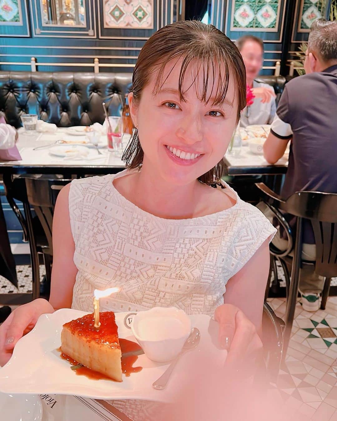 鈴木ちなみのインスタグラム：「昨日ですが、 また一つ歳を重ねました🎂💛  写真は夫と誕生日ランチにお出かけした時の📷 シンガポールでずっと行ってみたかった レストランに連れていってもらいました🥂  プラナカン料理がとても美味しかった！ どれも美味しかったですが、 2枚目の写真のスープの優しい味わいが 忘れられません🤤🧡  自分の誕生日が来ると 2年前に産まれたばかりの子どもを 抱っこして過ごした幸せな気持ちを 思い出すことができる特別な日だな〜 と感じていましたが 今年はそれに加えて新たな命が宿っている と思うと、とても感慨深いです。  また一年、健康に楽しく過ごせたらなと思います🌿」