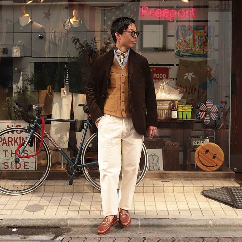 Freeport-ueno/上野さんのインスタグラム写真 - (Freeport-ueno/上野Instagram)「秋にはやっぱりモールスキン  男女問わずお使い頂ける ワークベストが入荷しております。  ワークベストと言ってもsoutiencolのアイテムですので 色っぽさを感じさせるドレステイストなワークウェア。  微起毛感のあるモールスキン生地は 秋のコーディネートに季節の風を吹かせてくれますので  是非お試しを🌰  #soutiencol #workvest  #MOLESKIN  #謎のボランティアモデル #店頭にはおりません#ご注意下さい　  #上野#上野セレクトショップ#御徒町  #Freeport#freeportueno」9月27日 17時48分 - freeportueno