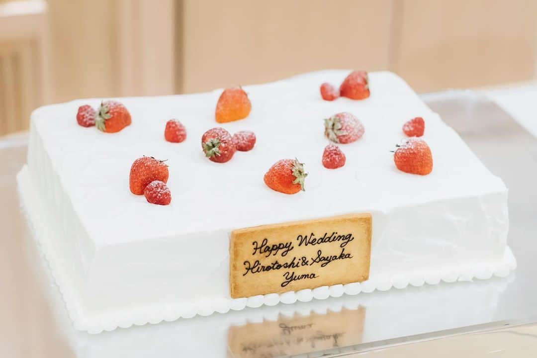 アニヴェルセル 大阪 公式さんのインスタグラム写真 - (アニヴェルセル 大阪 公式Instagram)「本日は"ウェディングケーキ"のデザインをご紹介♪  ウェディングケーキは お馴染みの"ケーキ入刀"の演出でも必須のアイテム✨ 最近はソースをかけて仕上げる"ドリップケーキ"なども人気ですね💓 ↪︎アニヴェルセル大阪ではおふたりのオリジナルケーキをお作りしております☺️  入刀後は"ファーストバイト"や 例えば...親御様"お手本バイト"をお願いしたり☺️ 受付をしてくれたご友人に"サンクスバイト"をしてみたり？？ おふたりらしい演出を一緒に考えてみませんか？？💕  これからお打ち合わせを控えられてるプレ花婿さん・プレ花嫁さんは是非、楽しんでお打ち合わせしてくださいね♪  @anniversaire_official  @anniversaire_osaka   ＿＿＿＿＿＿＿＿＿＿＿＿＿＿＿＿＿＿＿＿＿＿  大阪・難波の結婚式場 アニヴェルセル 大阪 @anniversaire_osaka  ▫️ドレスが映えるロイヤルブルーの大聖堂 ▫️天候に左右されないフラワーシャワースペース ▫️なんば駅すぐに佇むお城のような外観  特別な空間で憧れのウェディングが叶います ＿＿＿＿＿＿＿＿＿＿＿＿＿＿＿＿フルール  #結婚式 #ウェディング #アニヴェルセル #アニヴェルセル大阪 #大阪結婚式場 #大阪結婚式 #なんば結婚式 #なんば結婚式場  #プレ花嫁 #アニ嫁 #2023花嫁 #2024花嫁 #式場見学 #式場探し #ブライダルフェア #フォトウェディング #ウエディングフォト #大聖堂 #大聖堂ウェディング #ウェディングケーキ #金箔ケーキ #いちごウェディングケーキ #フルーツウェディングケーキ  #ケーキ入刀 #ドリップケーキ  #ファーストバイト #サンクスバイト #お手本バイト #結婚式演出」9月27日 17時49分 - anniversaire_osaka