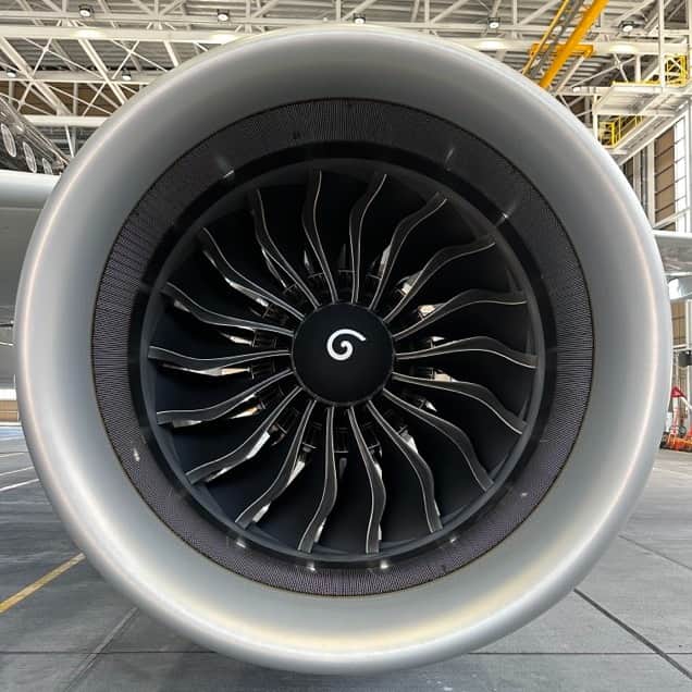 スターフライヤーのインスタグラム：「【パイロット視点👀A320neoのご紹介】 みなさんこんにちは！ お久しぶりです、パイロットのOです。長い間サボっててすみません😝  今回は、スターフライヤーの新しい飛行機、A320neo(JA28MC)のご紹介です。 パイロットから見た従来の飛行機とのエンジンの違いについて紹介していきます！  まずは、なんと言ってもA320neoはエンジンがでかい！！カッコいい！外部点検時はいつも、エンジンと一緒に自撮りしたい！…そんな欲に駆られますが、仕事中はもちろん我慢します🦥(笑)  そして、乗り物好きとは、『エンジン音』も好きなものです。 離陸時にTakeoff thrustをセットし、エンジンが回ってくるにつれてテンションが上がっていくキュイーンというエンジン音✈️同時に僕の心もワクワクです❤️‍🔥 A320neoのエンジンは、従来の飛行機のエンジンよりも静かです。快適性も向上してます。乗り比べて感じてみてください！  そのエンジンですが、最も進化しているのは燃費性能だと思います。 例えばある日のフライト、羽田から福岡行き。同じ路線で28MCと他の機体の使用した燃料を比べてみると、、、、 なんと使った燃料は約1500ポンド(870リットル)もの差がありました！！かっこよくて音も良くて燃費もいい。なんて良いエンジンなんでしょう😍  同じ距離を飛ぶのに必要な燃料が少ない分、今までよりも軽い重量で飛ぶことができます。軽いということはまたさらにその分必要な燃料が減ります！素晴らしい👏  みなさんもA320neo(JA28MC)に乗った時はカッコよくてエコなエンジンにワクワクしちゃってください！😙」