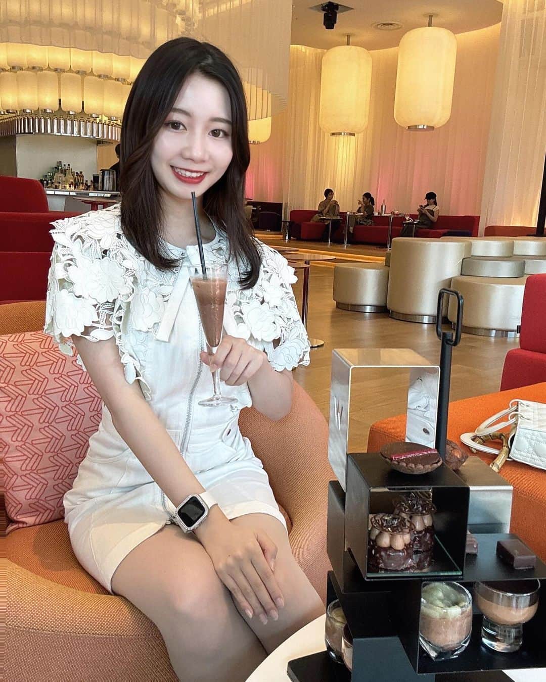 山口莉央のインスタグラム：「W大阪のアフタヌンティー🍫  ル・ショコラ・アラン・デュカスとのコラボメニューで甘すぎないチョコレートがすっごく美味しかったです😋  そしてお洋服はRiuのワンピース👗👠レザーのレースがほんっっっとに可愛すぎる🥹  #関西被写体 #女子大生の日常 #大阪カフェ #大阪グルメ  #大阪アフタヌーンティー #アフタヌーンティー #大阪カフェ巡り #カフェ巡り #アフタヌーンティー巡り #心斎橋カフェ #w大阪 #w大阪アフタヌーンティー」