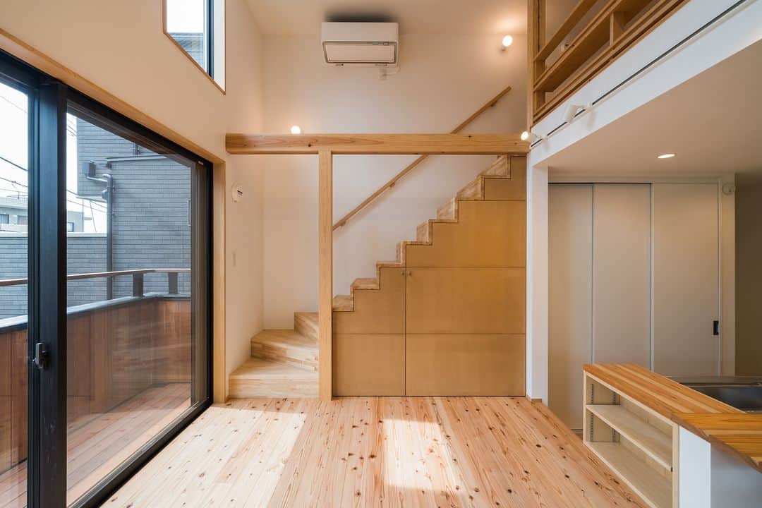 明友建設株式会社のインスタグラム：「階段を活用した、遊び心のあるデザインです👀  【資料請求・お問い合わせ方法】 ①公式HPお問い合わせフォーム プロフィールURLにございます弊社HPリンクよりお問い合わせいただけます。 ②お電話 0120-593-678 受付時間：10:00~17:00(水曜・祝日を除く)  【毎日投稿】 他の投稿はこちら！➢➢➢@meiyu_kensetsu  #明友建設 #注文住宅 #工務店 #高性能住宅 #高断熱 #高気密 #自然素材 #無垢 #造作家具 #大泉学園 #練馬区 #デザイン住宅 #デザイン注文住宅 #新築一戸建て #一戸建て #建築 #建築デザイン #建築学生 #建築好きな人と繋がりたい #インテリア #インテリア好きな人と繋がりたい #造作家具  #インテリア家具 #マイホーム計画 #マイホーム計画中の人と繋がりたい #家づくり」
