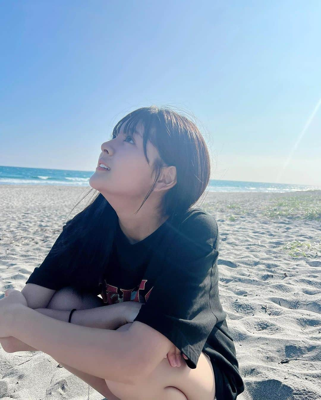 伊與田綾音のインスタグラム：「写真は夏って感じだけど 食欲の秋🍂🍠 もうそろそろ9月も終わりだね🙈 秋って美味しい食べ物多いし コンビニとか行くとお芋のスイーツとかアイスとかあるからついドカ食いをしてしまう🙃 あ、最近読書も始めました！📖 読書の秋ということで、おすすめの本があったらコメントで教えてください…🙌🏻  #秋 #海 #夏っぽい #食欲の秋 #読書の秋 #おすすめ #09 #中学3年生女子 #ljcの素敵な思い出 #tシャツ」