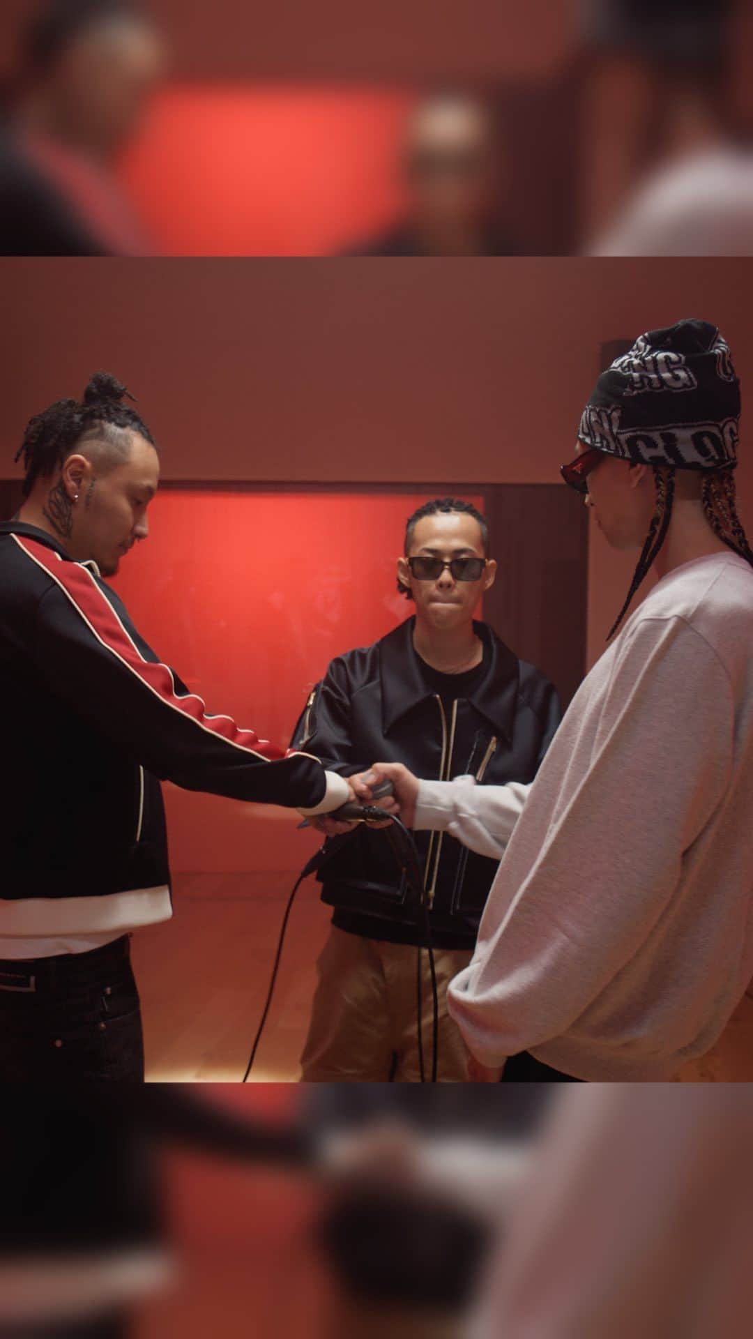 のインスタグラム：「🔥な3人がマイクリレー🎤 #RedBullRasen 最新EP23公開⚡️  MC： Bonbero @bonbero3_  Young Zetton @youngzetton  Lunv Loyal @lunvloyal   prod.by DJ KANJI @djkanji   #レッドブル #翼をさずける #ヒップホップ #マイクリレー #Bonbero #YoungZetton #LunvLoyal #DJKANJI」