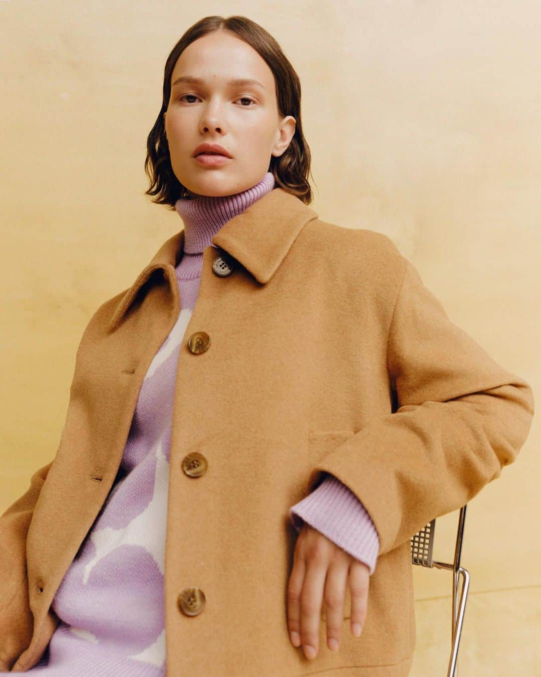 マリメッコのインスタグラム：「Our current obsession? The delightful duo of butterscotch brown and delicate lavender. The Asetelma coat and Opaakki knit. 🤎💜  Explore the newest arrivals at marimekko.com. #marimekko」
