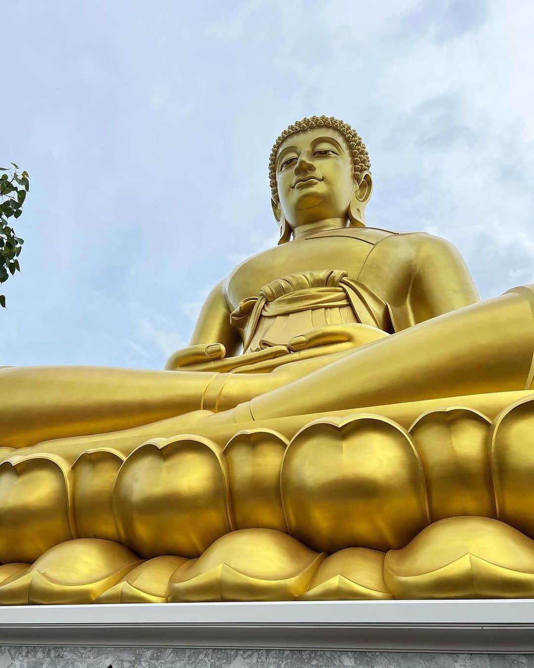 エイチ・アイ・エスさんのインスタグラム写真 - (エイチ・アイ・エスInstagram)「＼まるで宇宙空間⁉️タイの煌びやかなお寺🇹🇭／  SNSでも話題になった、タイ、バンコクにある煌びやかなお寺✨  天井画の壁画は全て手書きで、その美しさに訪れる人を魅了させます💜 また、外にある黄金の仏像は高さが69mもあり、世界で最も高いといわれているのブロンズでできた仏像なのだそう💫  とても神聖な場所なので、参拝マナーを守って静かにお参りしましょう🙏 …………………………………………………………… 📍 #ワットパークナム 📸 @travel_mari_3 さん  ここはワットパークナムは、大仏塔の最上階5Fにあるガラスの仏舎利塔がとても綺麗でSNS映えすると、観光客が絶えない場所になっています。 とても綺麗なので、タイの三大寺院にプラスで訪れてみる価値ありです！  ローカルな場所にある寺院なので、周辺を散策するのも、タイのローカルな部分を楽しめる良い観光になります⭕️ ……………………………………………………………  旅先探しのヒントは こちらをチェック▶︎▶︎▶︎ @his_japan  —————— 📷旅のお写真募集中✈️ ——————  皆さんの旅の思い出は、@his_japan OR #his_japan2023 を付けてシェアしてください🙌 過去PICもOKです❗️  集まったお写真は、HISのSNSやオウンドメディアでご紹 介🙆‍♀️  #旅の思い出 #海外旅行 #タイ観光 #タイ旅行 #バンコク観光 #バンコク三大寺院 #タイ料理 #旅行好きな人と繋がりたい #次の旅先リスト #旅行好きな人と繋がりたい #写真好きな人と繋がりたい #旅したくなるフォト #旅スタグラム #インスタトラベル #女子旅 #カップル旅 #一人旅 #instatravel #instapassport #photooftheday #instaphotography #worldtravelpics #worldtraveler #japantravelphoto #thaifood #watpaknam #thaitrip」9月27日 18時30分 - his_japan