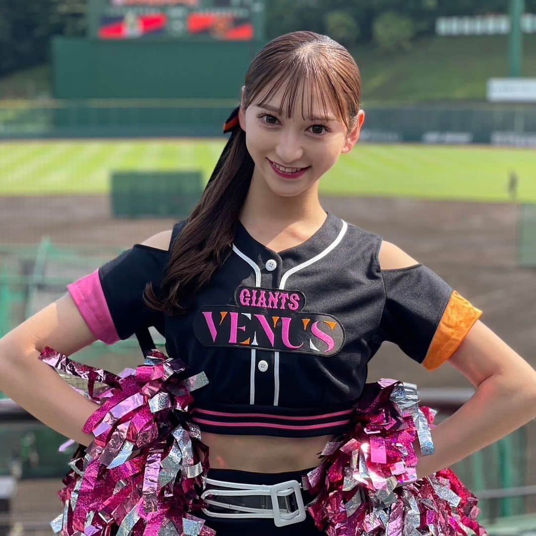 のインスタグラム：「. こんにちは！🤍塚越愛実です🤭💞 今シーズンも残りわずかとなってきました…。🥲 本当にあっという間ですね🥹涙 残りの試合も私たちと一緒にたくさんタオルを回して、勝利へ繋げましょう🙌🏽🧡 最後の最後まで熱い応援よろしくお願いします！ Let's go GIANTS!!🧡✨  【1枚目】aimi 晴れた日の野外球場の試合が大好きです🤭🤍  【2枚目】aimi グラウンドから見えるプレーヤーズフェイスタオルとっても嬉しいです👀💗 いつも掲げていただきありがとうございます!!🎀  【3枚目】aimi&ruuna いつも優しくて、そして面白い！ みんなのお姉ちゃんのような存在のるうなちゃん！ とっても大好きなメンバーです🥹💞 るうなちゃんとキッズジャビットたちとのリール見ていただけましたか〜??🐰🧡  【4枚目】チームオレンジ🧡 みんな仲良しで面白いチームオレンジが大好きです！！  #塚越愛実#伊藤るうな #ジャイアンツ #giants #東京ドーム  #野球 #baseball #東京 #tokyo #ヴィーナス #チアダンス  #巨人 #venus #2023venus #チア #ダンス #奪回」