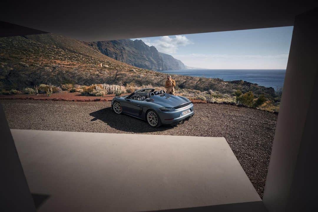 のインスタグラム：「その名も“交響曲: 9,000 rpm  #ポルシェ #Porsche #718スパイダーRS #718SpyderRS #スポーツカー」