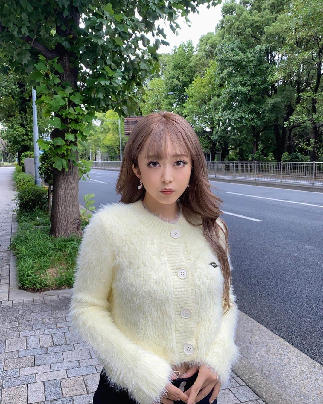 大木美里亜（みりちゃむ）のインスタグラム：「SHEINで秋服コーデしたよ🍂🤍  ▼商品検索ID 📍1コーデめ ニット：11667073 ピアス：13612411 ブーツ：20851949  📍2コーデめ スウェット：上20846768/下10965917 シュシュ：13125362 ピアス：13612411 ブーツ：3267671  お買い上げ金額1～5,999円まではセール価格より15%OFF、6,000円以上は20%OFFになるらしい✨ 12月31日まで使えるから、是非みんな使ってね💕  ▼クーポンコード mirichamu 　  #SHEINforAll #SHEIN #SHEINpartner #ad」