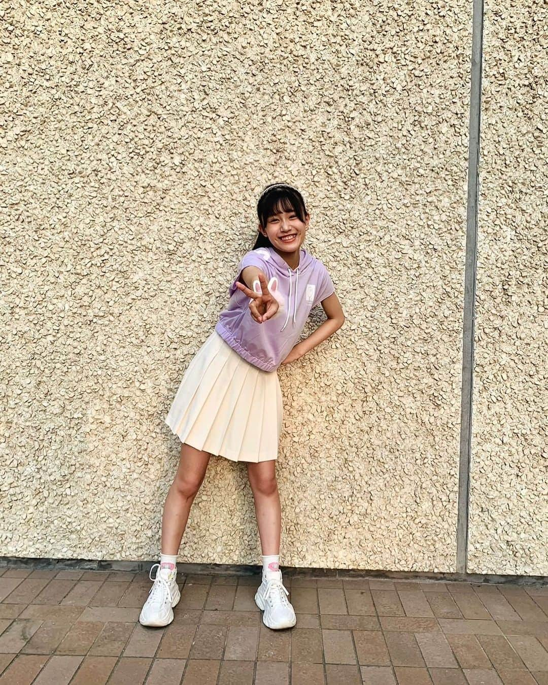 新潮社「ニコラ」のインスタグラム：「スポーツミックスコーデ💜  ピンクラテの服でコーディネートしてみました！  トップス ☺︎ ピンクラテ スカート ☺︎ ハニーズ 靴下 ☺︎ 靴下屋 靴 ☺︎ WEGO カチューシャ ☺︎ ピンクラテ  #青山姫乃 #ヒメノ  #ニコモSNAP #ニコモ #ニコラ #nicola #中学生#jc2  #今日のコーデ#ootd #오오티디 #ピンクラテ #PINK-latte #スポーツミックスコーデ」