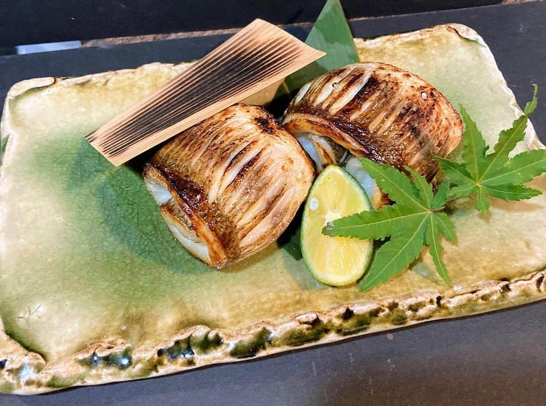 北堀江ほおずきのインスタグラム：「･ ･  鮮魚の岩塩焼きです🐟❕  これから寒くなるにつれて脂がのってきます！ フランス産の岩塩との相性バッチリです！ 是非ご賞味下さい🤤🩵  ･ ･ 《店舗詳細》 名物藁焼きとマグロ料理 北堀江ほおずき 06-6536-0577 大阪府大阪市西区北堀江1-14-24 ラポール四ツ橋B1F  ･ #大阪鮮魚 #大阪ミナミ鮮魚 #四ツ橋鮮魚#心斎橋鮮魚 #大阪グルメ #大阪ミナミグルメ #なんばグルメ #心斎橋グルメ #四ツ橋グルメ #堀江グルメ #本町グルメ #南船場グルメ #新町グルメ #大阪ミナミ居酒屋 #なんば居酒屋 #心斎橋居酒屋 #四ツ橋居酒屋 #堀江居酒屋 #大阪ミナミ海鮮 #なんば海鮮 #心斎橋海鮮 #大阪ミナミ和食 #なんば和食 #心斎橋和食 #大阪藁焼き #なんば藁焼き #心斎橋藁焼き #大阪ディナー #なんばディナー #心斎橋ディナー」