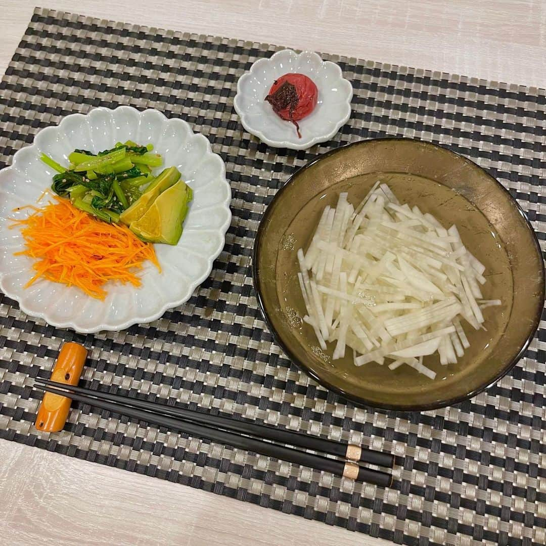 滝沢ななえさんのインスタグラム写真 - (滝沢ななえInstagram)「第6回・滝沢断食道場始まりました🔥 今回は滝沢・ハニさん含め総勢13名でファスティングしていきます。  少しずつですがファスティングに興味を持ち実際にやってみよう！と行動してくれる人が増えてきて嬉しいです。  引き続き皆さんが健康に意識をもっていけるような投稿をしていきたいと思います💪  今日は回復食1日目のレポートをしていきたいと思います。  回復食1食目で「スッキリ大根」というものを食べます。そしてスッキリ大根と一緒に梅湯も飲んだりしていきます。  そうすると…  お腹がぐるぐるぐるぐる…。そしてトイレに駆け込む人が続出するのです(笑)いわゆる水溶便💩というものがしっかり出る感じですね！  体内の毒素は水溶性の毒素と脂溶性の毒素があると言われていて…水溶性の毒素は尿から脂溶性の毒素は💩から排出されます。  しかも！脂溶性の毒素の方が身体に悪いと言われるので💩が出るのはデトックスされているということです👏  これで細胞もキレイになり、体内の毒素も排出されて身体がピカピカになるのです✨  この日は月曜日で仕事が休みだったのでちび達とちび達のお友達と遊びに行きました。4ワンズが可愛い！  ご飯たべるときは皆んなワラワラ寄ってきて動物園？保育園？の園長先生になった気分だったな。笑  5日間ファスティングして身体も軽い上に、ちび達に癒されて心の充電も満タン！最高の休日でした🐻‍❄️🐻‍❄️🐶🐶  回復食中は準備食同様に ・動物性タンパク質 ・カフェイン ・グルテン ・カゼイン ・アルコール ・シュガー ・添加物、保存料 これらを抜いた食事をしていきます。  外食だってしっかり選べばできちゃうのが準備食、回復食。何も食べるものないじゃん！ではなくて…変なものは食べるものないけれど身体に優しいものならたくさん食べるものがあります👍  こうした粗食が本当に美味しく感じるのが回復食。日頃の食生活を改めて考え直すことができるきっかけになると思います。  いつも変なもの食べすぎてるんだよな。 嗜好品食べずにやっていけるんだよな。  など、色々考えさせるのがファスティングの良いところだと思っています！皆さんも少しずつ興味出てきましたか？😏  興味出てきた！という方は次回一緒にやりましょう🔥  それではあと少しファスティングレポートにお付き合いください🙇‍♂️  #滝沢断食道場 #タキファス #ファスティング #ダイエット #アンチエイジング #デトックス」9月27日 17時58分 - nanaetakizawa