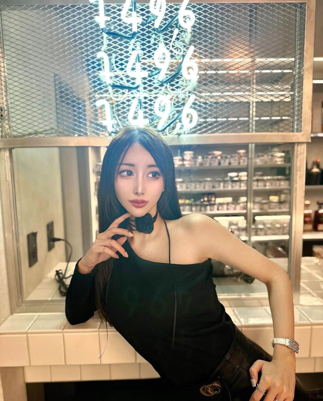 ゆかちんさんのインスタグラム写真 - (ゆかちんInstagram)「六本木のフルーツシーシャ🍎🍇🍋🍐  映え方は私の写真見て真似してね😶‍🌫️笑  1496は日本で初のフルーツトップを 使用したシーシャが渋谷店から有名で 待ち遠しかった六本木店を-𝙊𝙋𝙀𝙉-🍎 味がほっっとに美味しいの👍🏻🫧 ͛.*  @shisha_1496.art  📍 東京都港区六本木4-9-4 6階  #六本木シーシャ #シーシャバー  #シーシャカフェ #フルーツシーシャ  #1496 #六本木カフェ #六本木シーシャ」9月27日 18時08分 - y__chan___