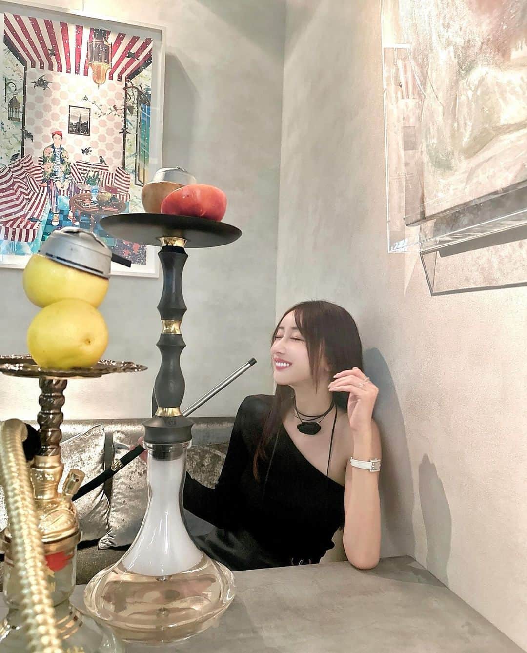 ゆかちんさんのインスタグラム写真 - (ゆかちんInstagram)「六本木のフルーツシーシャ🍎🍇🍋🍐  映え方は私の写真見て真似してね😶‍🌫️笑  1496は日本で初のフルーツトップを 使用したシーシャが渋谷店から有名で 待ち遠しかった六本木店を-𝙊𝙋𝙀𝙉-🍎 味がほっっとに美味しいの👍🏻🫧 ͛.*  @shisha_1496.art  📍 東京都港区六本木4-9-4 6階  #六本木シーシャ #シーシャバー  #シーシャカフェ #フルーツシーシャ  #1496 #六本木カフェ #六本木シーシャ」9月27日 18時08分 - y__chan___
