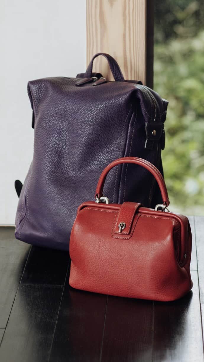 土屋鞄のインスタグラム：「10/5（木）より、長年愛され続ける「トーンオイルヌメ」シリーズに、2023年秋冬の数量限定色「クローブ」「ダークプラム」が登場。  使い手の個性に溶け合い、装いを引き立てる絶妙な色合いをお楽しみください。  #トーンオイルヌメ #土屋鞄 #革 #革鞄 #革製品 #バックパック #トートバッグ #ショルダーバッグ #革財布 #長財布 #二折財布 #leatherbag #backpack #totebag #shoulderbag #leather #leatherwallet #craftsmanship #creativity #timeless #madeinjapan #TSUCHIYAKABAN」