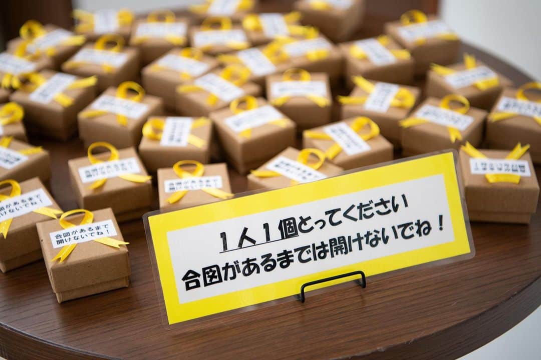 のインスタグラム：「・ 【#サプライズ演出 】 ラウンジで配布された こちらのアイテム 実は2つだけ、おふたりの 結婚指輪が入っているのです💓  挙式でボックスを開けていただき 中に入っていたゲストに 新郎様新婦様のもとへ リングを届けていただきます💍  サプライズ感満載の演出✨  ------------------------- 公式HPではミーツ花嫁さまの挙式実例 #ウエディングレポート を公開中！ ▼詳しくは @themeetsmarinaterrace TOPページよりご覧ください*  #themeetsmarinaterrace #ザミーツマリーナテラス #千葉花嫁 #dearswedding #式場見学 #結婚式準備 #式場探し #ブライダルフェア #2024春婚 #2024夏婚 #2024秋婚 #2024冬婚 #おしゃれ花嫁 #ミーツ花嫁 #挙式演出  #人前式  #人前式演出  #ウエディングドレス」