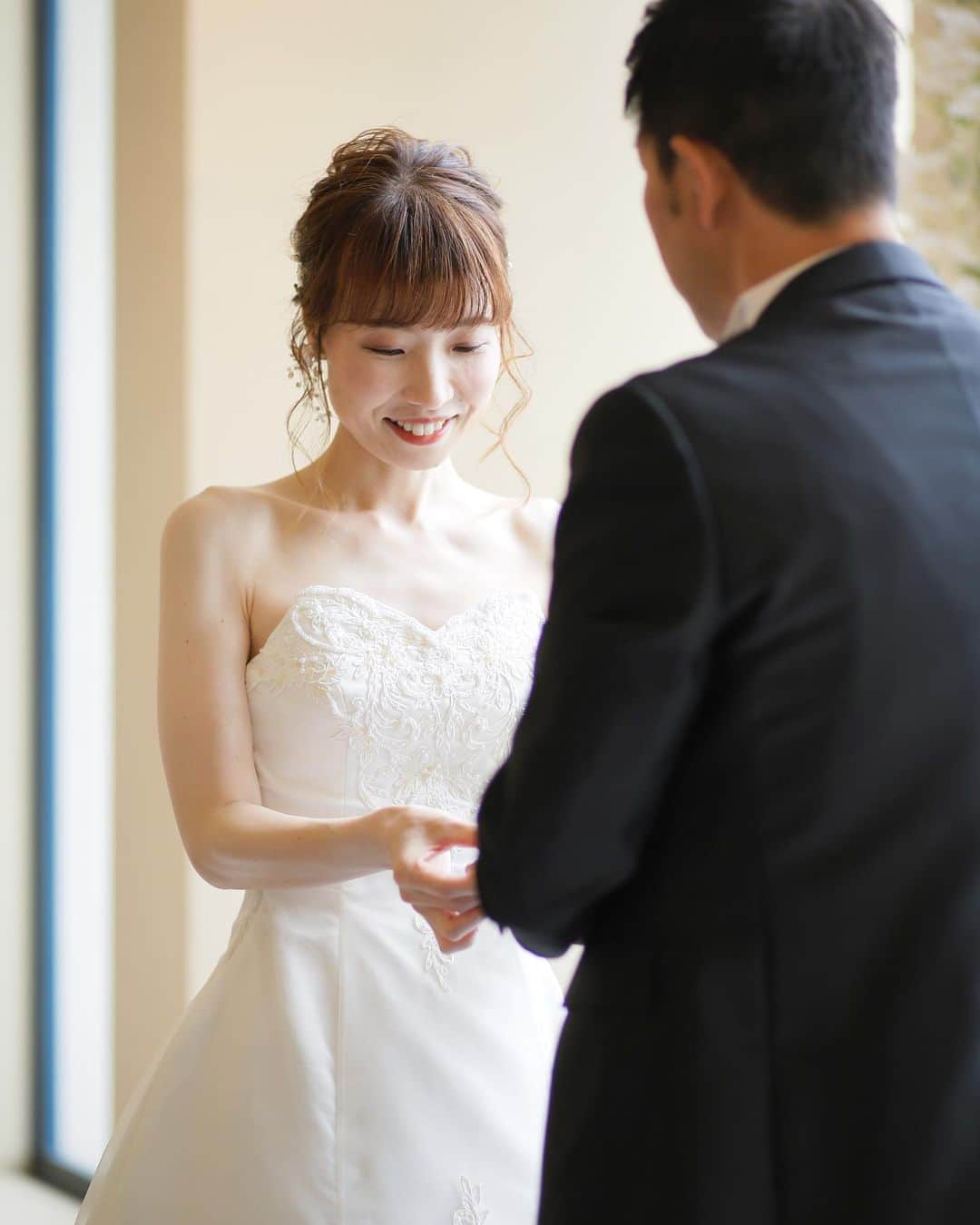 のインスタグラム：「.  必ず残しておきたい指輪交換ショット💍  結婚式当日はもちろん、フォトウエディングでも交換セレモニーの様子を残すことが可能です💕ご希望の方は是非ご相談くださいね！ …………………………………………………………………… リヴァージュブラン（RIVAGE BLANC）  🫧海が見える少人数会場が新しくOPEN！！ 🫧空と海が一望できる絶景ロケーション 🫧白亜の邸宅を贅沢に貸切るプライベートウェディング 🫧本格コース料理・迫力満点の調理パフォーマンスあり 🫧大切なペットも一緒に結婚式可  ▶︎ブライダルフェア開催中！ 詳細は @aquaterrace_rivageblanc　 プロフィールURLから予約可能です♡  ▶『#リヴァージュブラン』で検索！ @aquaterrace_rivageblanc のフォロー #リヴァージュブラン #アクアテラスリヴァージュブラン の投稿 お待ちしております💙🤍  #海が見える結婚式場 #オーシャンビューウェディング #リゾートウェディング #大阪花嫁 ………………………………………………………………………  #プレ花嫁 #プレ花嫁準備 #ウェディングドレス #関西プレ花嫁  #フォトウェディング#リゾートウェディング #リゾート婚 #ウェディング #ウェディングフォト #ブライダルフォト #関西花嫁 #ブライダルフェア #結婚式場 #関西のプレ花嫁さんと繋がりたい#ウェディングデイ#披露宴 #指輪# 指輪交換 #前撮り #結婚指輪 #フォトウェディング #フォト婚#新郎新婦 #挙式 #館内撮影」