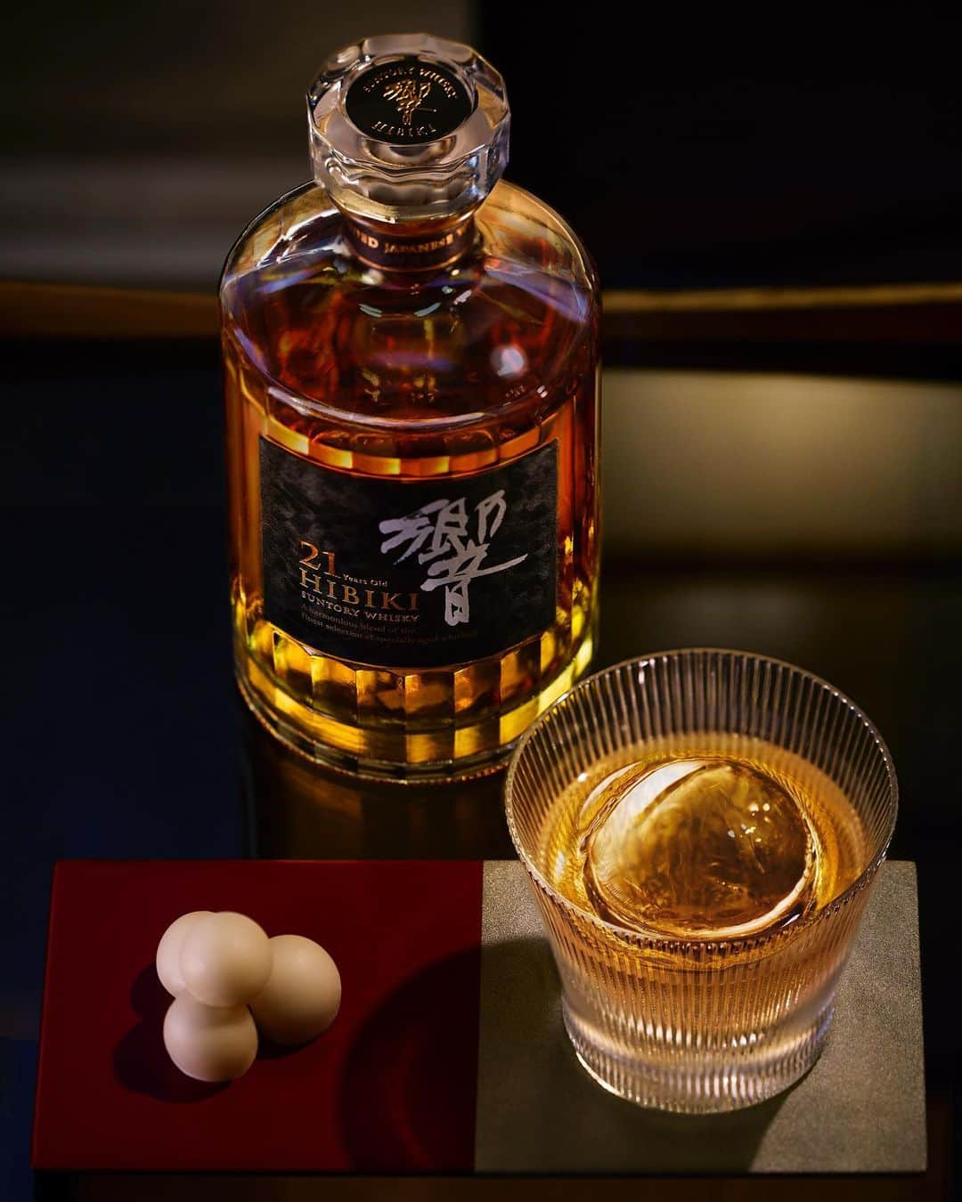 響 | SUNTORY WHISKY HIBIKIさんのインスタグラム写真 - (響 | SUNTORY WHISKY HIBIKIInstagram)「. HIBIKI TIME ~二十四節気・秋分~  自然の恵みに感謝を捧ぐひと時。 Appreciate natural blessings in this quiet moment.  #hibiki #響 #hibiki_time #二十四節気 #24seasons #秋分 #shubun #withnature #glass #kiriko #切子 #月見だんご #お月見 #moonviewing #秋 #autumn」9月27日 18時01分 - suntorywhisky_hibiki