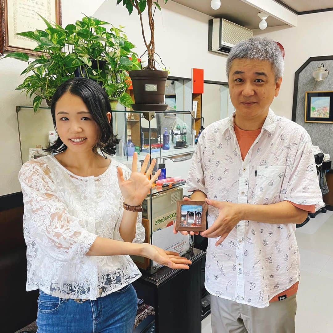 のインスタグラム：「買い物の途中でパッと目を引く外観に思わず止めた自転車。小さな絵シリーズとして「理容タカネ」を描き、8月の個展でも展示していました。  そこへ子供の頃から通われているという清水さんの計らいで、店主の常松さんが知ってくださり、絵が欲しいと言っていただいたので、レプリカをお渡ししてきました。原画はすでに売れてしまっていたのですが、むしろ売れていることに喜んでいただけて、作者としても伊東の絵が他県へ渡ること、さらにはご本人にも届くことが本当に嬉しいです。  店内へ入ってすぐ目に止まる場所へ飾っていただきました。常松さん、清水さん、素敵なご縁をありがとうございます！  #伊東市 #伊東の暮らし #伊東のいいとこ #わたしといとうと  #ito #izu」