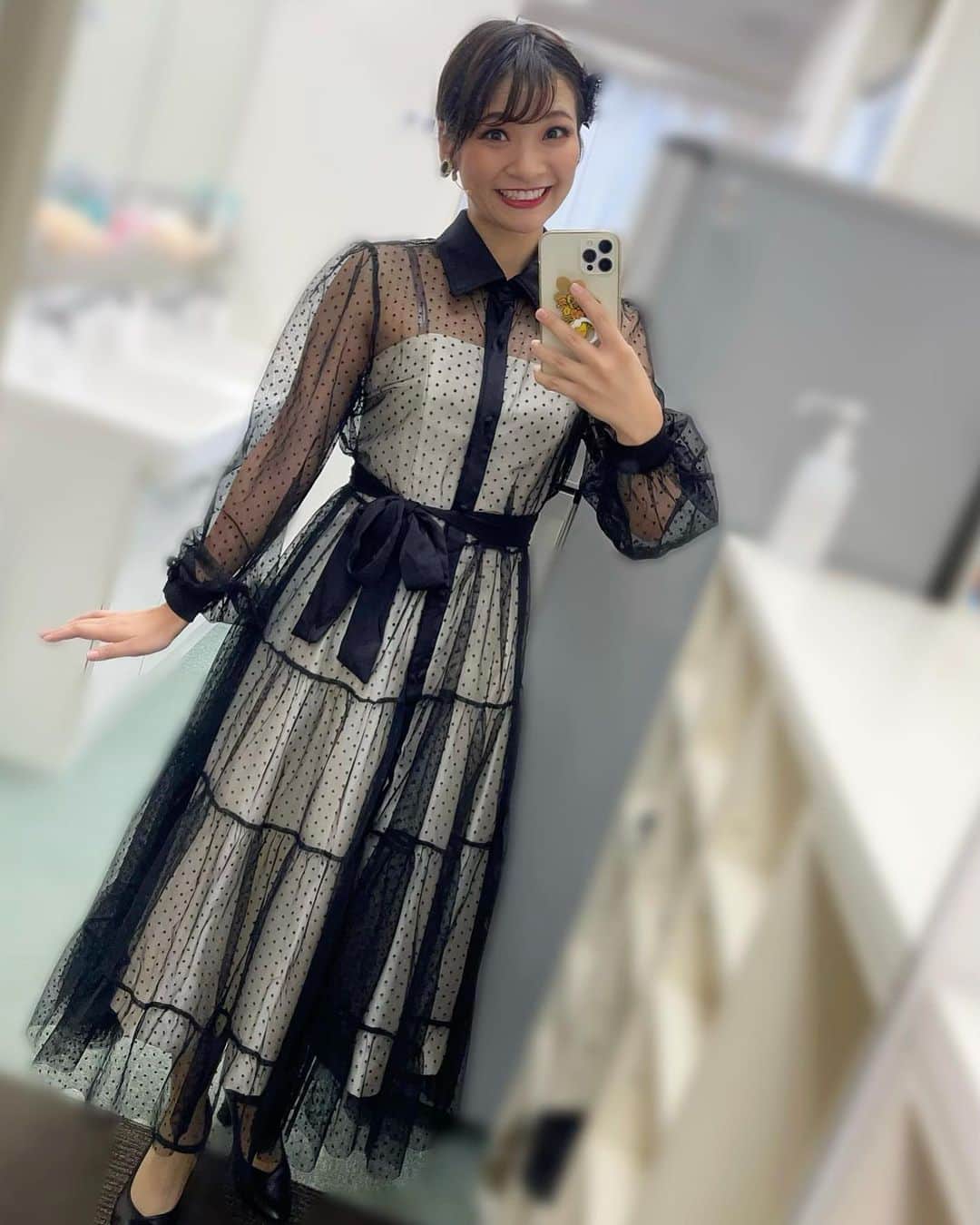 島田彩さんのインスタグラム写真 - (島田彩Instagram)「🎵 #KLコン #クンツェリーヴァイの世界  生澤先生の素敵なお衣装。 もう本当に可愛すぎて、やっっっぱり先生のセンス素晴らしすぎる…と幸せな気持ちで毎日着させていただきました。  コンサートらしい豪華さがありながら、世界観がしっかりと表現されている衣装ぜーんぶ大好きでした。 本当にありがとうございました❤️  これにて、KLコン振り返りはおしまい。 ベートーヴェンまで久しぶりにお休みなので、あそこ行きたいなぁ…とかグフグフしてます😁  超余談ですが、さっきこっくりこっくり昼寝してしまっていて、夢のなかでみんなで「ダンスはやめられない」を大合唱しなきゃいけないんだけど、振付とかが全然思い出せなくて大パニックしてました笑笑　っていうか、ダンスはやめられないの大合唱ってなんだ。 おそるべし　　KL痕(こん)  皆様、くれぐれもご自愛くださいね！」9月27日 18時01分 - madashimadamada