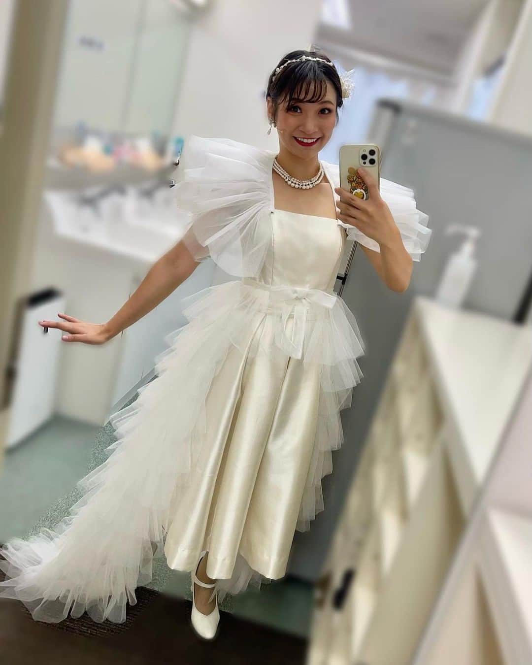 島田彩さんのインスタグラム写真 - (島田彩Instagram)「🎵 #KLコン #クンツェリーヴァイの世界  生澤先生の素敵なお衣装。 もう本当に可愛すぎて、やっっっぱり先生のセンス素晴らしすぎる…と幸せな気持ちで毎日着させていただきました。  コンサートらしい豪華さがありながら、世界観がしっかりと表現されている衣装ぜーんぶ大好きでした。 本当にありがとうございました❤️  これにて、KLコン振り返りはおしまい。 ベートーヴェンまで久しぶりにお休みなので、あそこ行きたいなぁ…とかグフグフしてます😁  超余談ですが、さっきこっくりこっくり昼寝してしまっていて、夢のなかでみんなで「ダンスはやめられない」を大合唱しなきゃいけないんだけど、振付とかが全然思い出せなくて大パニックしてました笑笑　っていうか、ダンスはやめられないの大合唱ってなんだ。 おそるべし　　KL痕(こん)  皆様、くれぐれもご自愛くださいね！」9月27日 18時01分 - madashimadamada