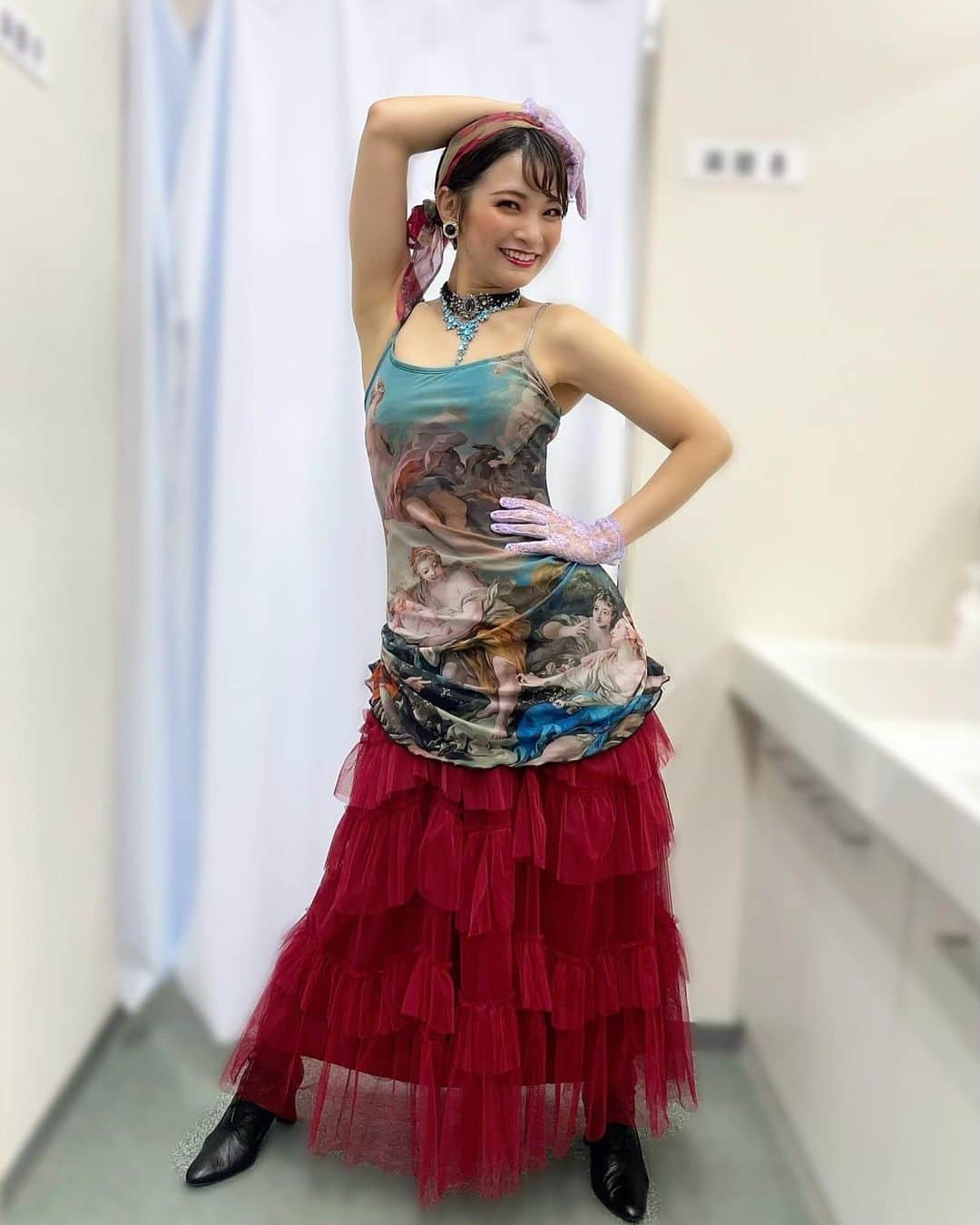島田彩さんのインスタグラム写真 - (島田彩Instagram)「🎵 #KLコン #クンツェリーヴァイの世界  生澤先生の素敵なお衣装。 もう本当に可愛すぎて、やっっっぱり先生のセンス素晴らしすぎる…と幸せな気持ちで毎日着させていただきました。  コンサートらしい豪華さがありながら、世界観がしっかりと表現されている衣装ぜーんぶ大好きでした。 本当にありがとうございました❤️  これにて、KLコン振り返りはおしまい。 ベートーヴェンまで久しぶりにお休みなので、あそこ行きたいなぁ…とかグフグフしてます😁  超余談ですが、さっきこっくりこっくり昼寝してしまっていて、夢のなかでみんなで「ダンスはやめられない」を大合唱しなきゃいけないんだけど、振付とかが全然思い出せなくて大パニックしてました笑笑　っていうか、ダンスはやめられないの大合唱ってなんだ。 おそるべし　　KL痕(こん)  皆様、くれぐれもご自愛くださいね！」9月27日 18時01分 - madashimadamada