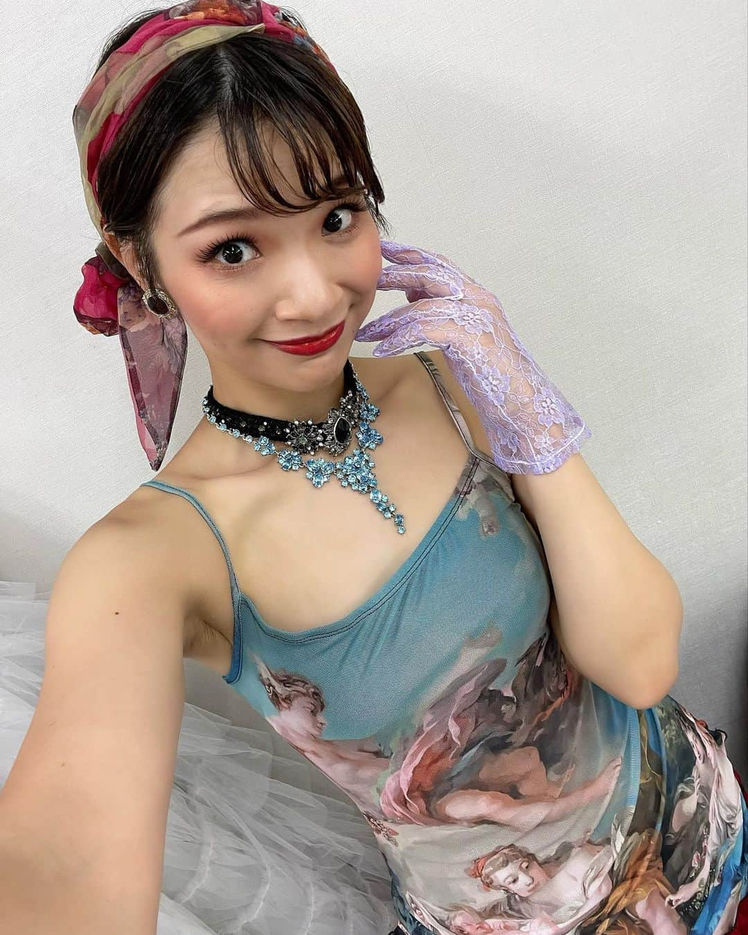 島田彩さんのインスタグラム写真 - (島田彩Instagram)「🎵 #KLコン #クンツェリーヴァイの世界  生澤先生の素敵なお衣装。 もう本当に可愛すぎて、やっっっぱり先生のセンス素晴らしすぎる…と幸せな気持ちで毎日着させていただきました。  コンサートらしい豪華さがありながら、世界観がしっかりと表現されている衣装ぜーんぶ大好きでした。 本当にありがとうございました❤️  これにて、KLコン振り返りはおしまい。 ベートーヴェンまで久しぶりにお休みなので、あそこ行きたいなぁ…とかグフグフしてます😁  超余談ですが、さっきこっくりこっくり昼寝してしまっていて、夢のなかでみんなで「ダンスはやめられない」を大合唱しなきゃいけないんだけど、振付とかが全然思い出せなくて大パニックしてました笑笑　っていうか、ダンスはやめられないの大合唱ってなんだ。 おそるべし　　KL痕(こん)  皆様、くれぐれもご自愛くださいね！」9月27日 18時01分 - madashimadamada