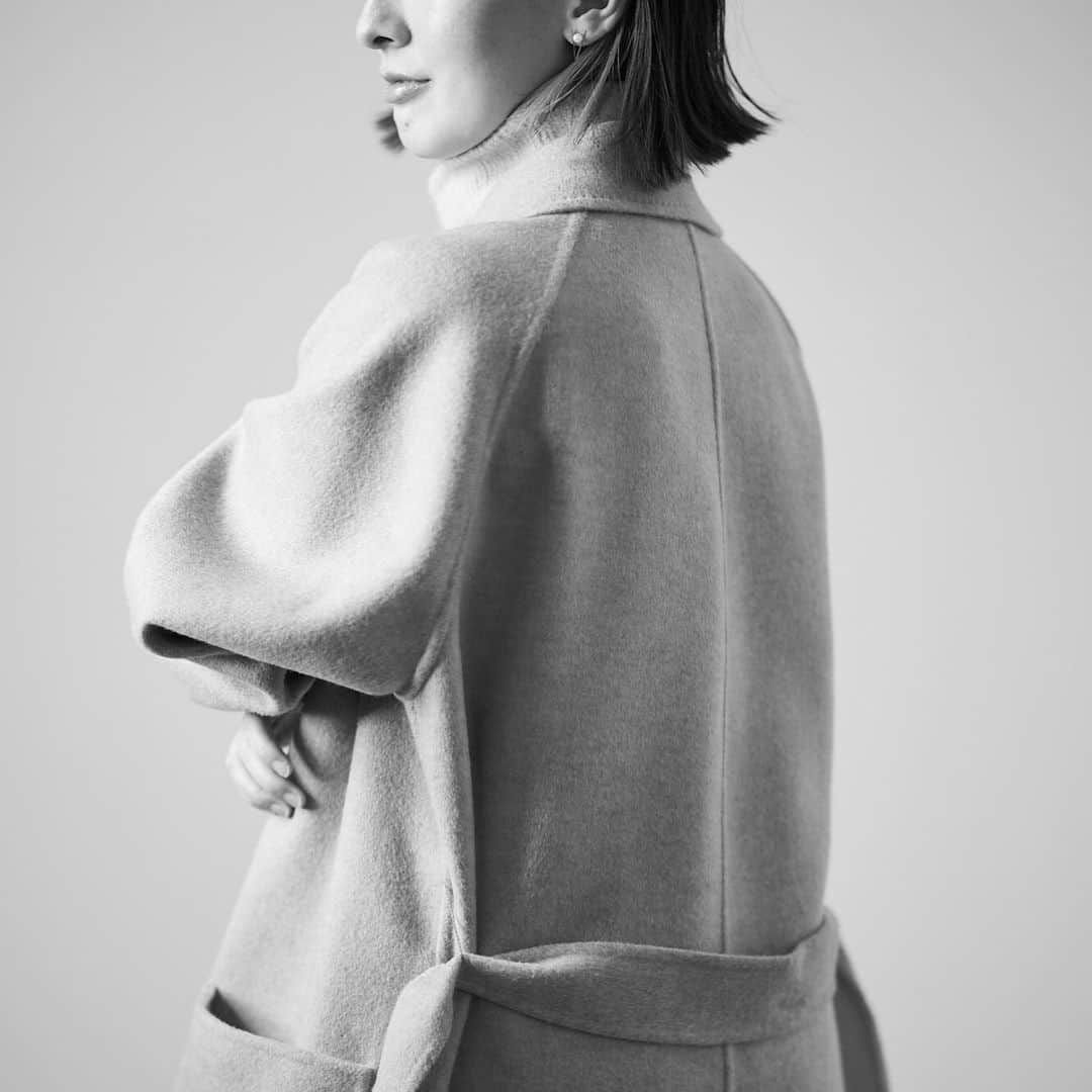 前田紀至子のインスタグラム：「SANYOCOAT @sanyo_coat 新広告のスチールに登場しています。  尊敬する大先輩である坂田さん @sakata_aands にお声掛けいただいた貴重な機会。 未だにフォロワーさんからもご感想をいただく（自分でも愛用している）コラボレーションから続く三陽商会さんとのご縁、嬉しく思います。  現在は公式サイトでの露出ですが、10月中旬より店舗印刷物も店頭にて配布される予定だとか。  是非ご覧ください。  因みに此方はアザーカット。美香さん @mikaamata ディレクションのもと、エリさん @eri.nar に潔く揃えていただいたボブがコートの質の良さを際立ててくれていてお気に入りです。 インナーカラー、秋冬には地毛より暗めの色を入れるのも良いかな、なんて妄想中。  AWもファッションを沢山愉しめますように。  #SANYOCOAT#サンヨーコート#コート#amata」