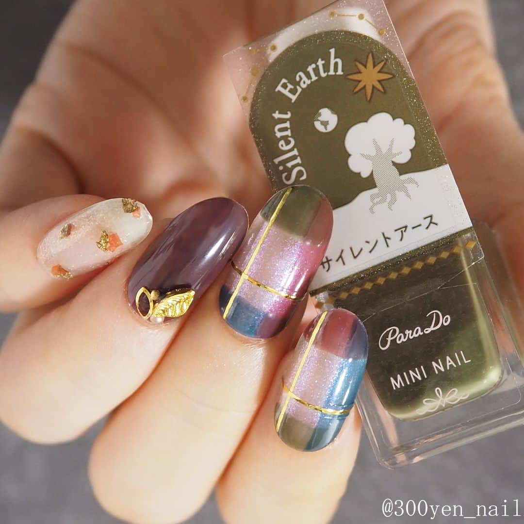 パラドゥ (ParaDo) ネイル部のインスタグラム：「. ミニネイル 秋冬新色で「チェックネイル」💅  アレンジ画像は、パラドゥ ネイル部殿堂入りアンバサダー @300yen_nail 様に作成いただきました🌠  ＜使用カラー＞ ◇PL09 ラブドワン（パープル系） ◇BL14 ミッドナイトスカイ（ブルー系） ◇GN05 サイレントアース（カーキ系） ◇RD12 ギャラクシーマジック（レッド系）  ＜手順＞　※チェック柄部分 1．PL09を爪全体に2度塗る 2．BL14、GN05、RD12でチェック模様を描く 3．ラインシールを貼る 4．トップコートを塗って完成  #セブンイレブン にて各385円（税込）で発売中！  #パラドゥ #パラドゥミニネイル #パラドゥネイル部 #プチプラ #コンビニコスメ #セブン #parado #プチプラコスメ #cosme #コスメ#メイク #japancosmetics #코스메틱 #彩妆 #化妝 #seveneleven #Starrydream #パラドゥミニネイル23AW #マニキュア　#네일컬러 #네일스타그램 #指甲油 #新色コスメ #セルフネイル #セルフネイル部 #新作コスメ2023 #ネイル初心者」