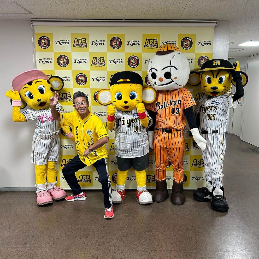吉本新喜劇のインスタグラム：「・ 本日、阪神甲子園球場で 「高知家・タイガースタウン安芸ナイター」 の試合にて始球式をさせていただきました！ 高知県の冠スポンサーで寛平GMは 2018年より高知県スポーツ応援大使を務めており 始球式を通して高知県を関西の皆さんにPRしました！ ・ #阪神甲子園球場  #始球式  #吉本新喜劇」