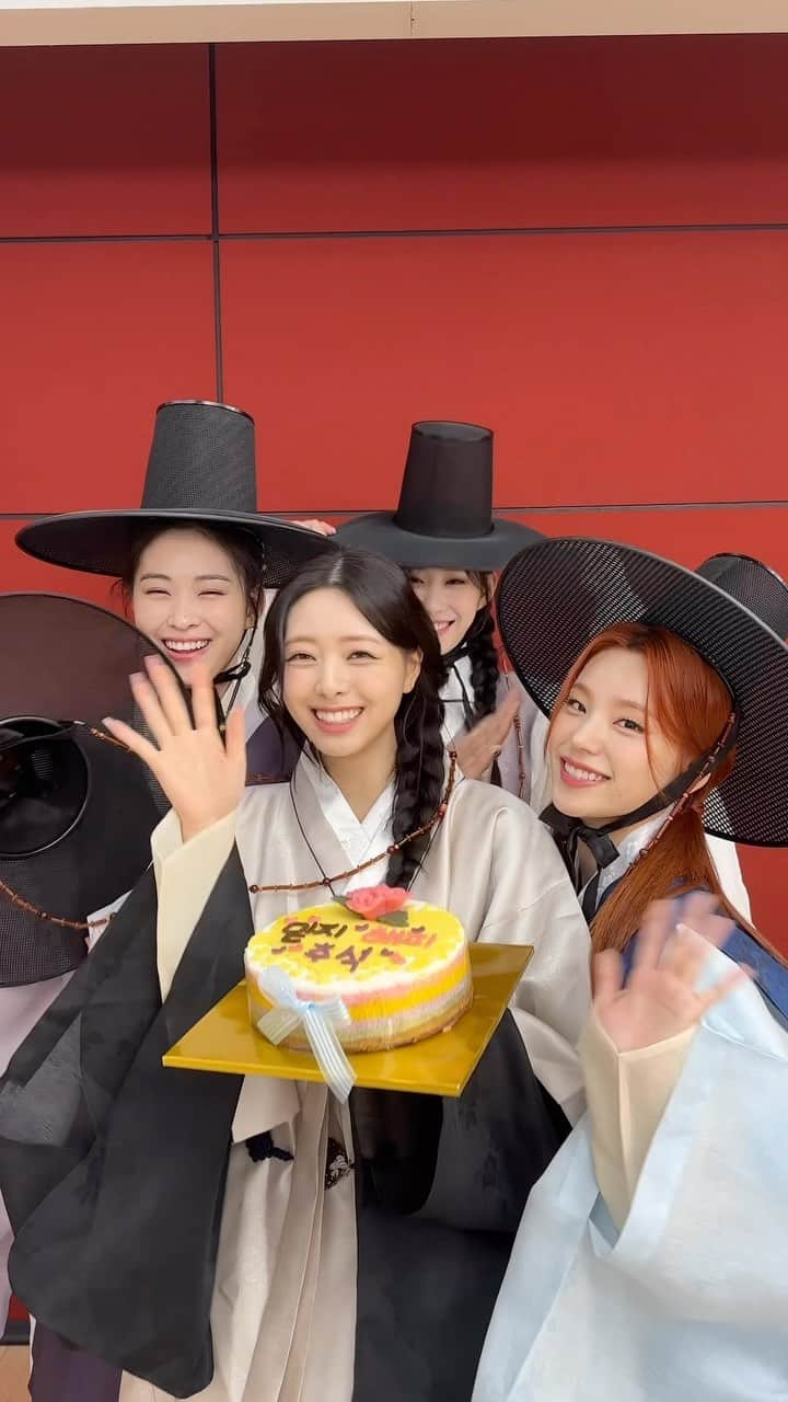 ITZYのインスタグラム：「추석에는 맛있는 떡 #CAKEChallenge  #ITZY #MIDZY #추석 #CHUSEOK」