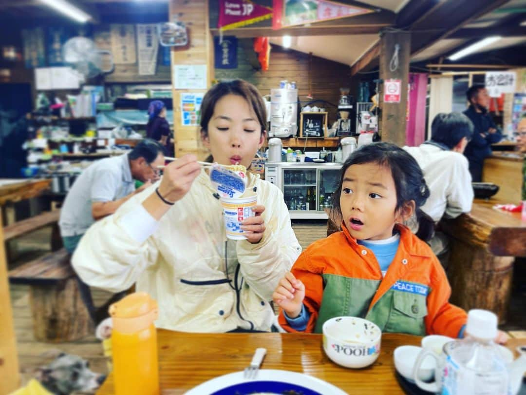 菅井悦子のインスタグラム：「ひっさびさのカップ🍜🥹美味い😚 カツカレーも美味しかった…… 高地トレーニングした“つもり”でハイカーボ＆ハイカロリー摂取🤣 まぁいいのだ！  #山小屋 #東富士山荘  #山 #カツカレー #カップヌードル #cupnoodles」