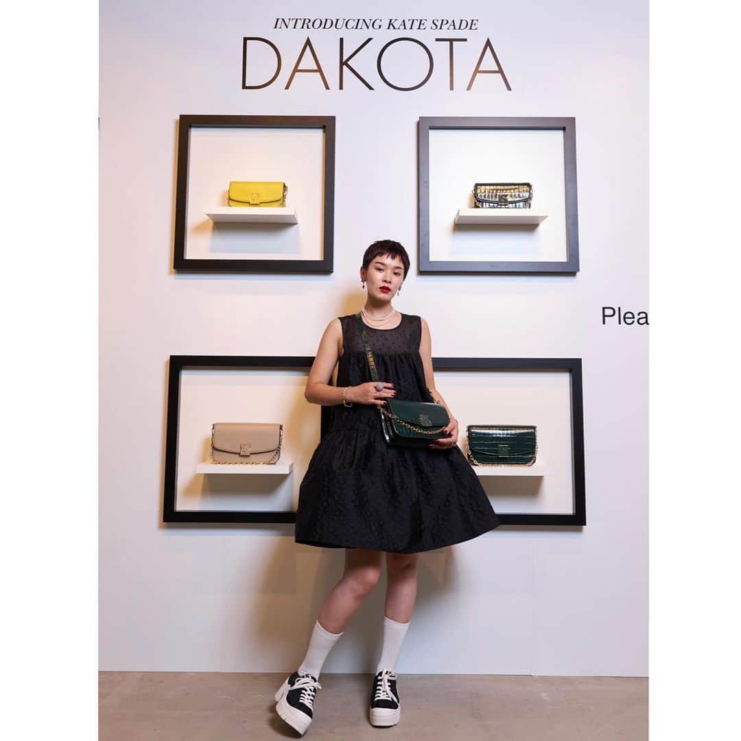 畠山千明のインスタグラム：「9/28〜10/1 まで一開催される ポップアップイベント【Kate Spade Dakota Event】にひと足にお邪魔しました♠️♥️ ベリーショートに合わせてミニワンピで🖤  入ってすぐにKate Spade Dakotaバックをモチーフにしたキオスクが✨✨ 美術館をテーマにした今回のイベントは実際にKate Spade Dakotaシリーズをショッピングできたり、他にも楽しめるコンテンツがあり 凄い楽しんでしまいました😂✨ 実際に購入した方にはトリートもあるみたい！  今回のPOPUPでアート欲が高まってきたので、行ったことのない美術館に行ってみたいな〜〜💭💭と。 食欲の秋🍠と芸術の秋🎨ですね  皆さま！4日間限定なのでお急ぎ下さい〜！♠️🏃🏻‍♂️  #katespadejapan  #katespadenydakota  #ケイトスペードダコタ  #ケイトスペードアドベンチャー」
