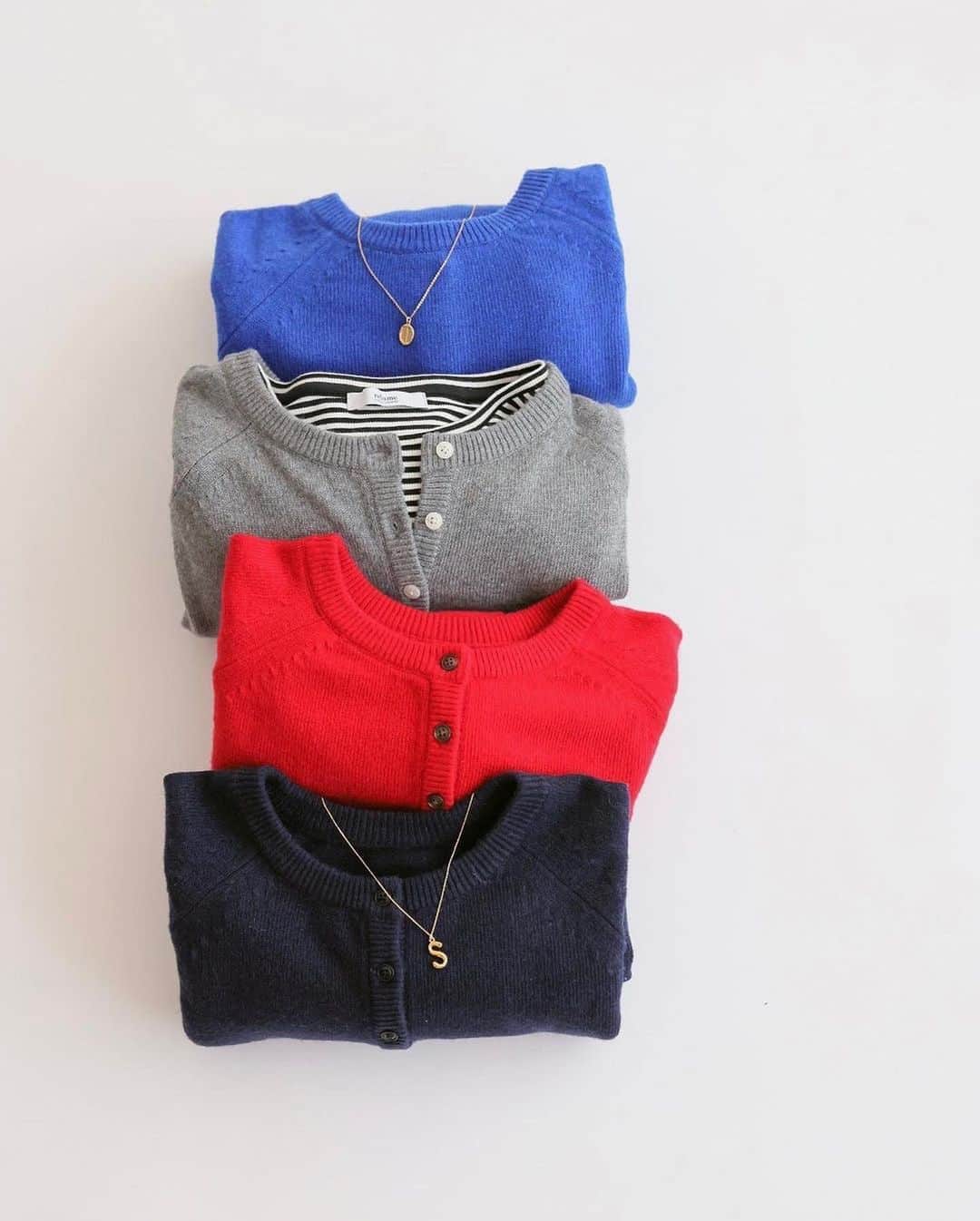 のインスタグラム：「wool mix knit 🧶 昨年も人気だった、ビックシルエットの前後2WAYニットが今年も登場！  JOURNAL STANDARD relume ⁡@js_relume  ブルーとネイビーは今年のニューカラー✨ ⁡ ⁡ タックイン、アウトどちらでも決まるラウンドした裾デザインもポイント。 ⁡ 今年らしいレイヤードスタイルで こなれ感のあるスタイリングに挑戦！ ⁡ ⁡ ⁡ ⁡ -------------------- ⁡ ウールミックス2wayビッグプルオーバー ¥8,800(税込)no.23080462100030 ⁡  ＿＿＿＿＿＿＿＿＿＿＿＿＿＿🏷️ ⁡ いつも投稿をご覧いただきありがとうございます！ ベイクルーズ公式インスタグラムでは WOMEN & MENの新作情報を毎日配信中📷 是非フォローしてね ♪ ▼▼▼ @baycrews ＿＿＿＿＿＿＿＿＿＿＿＿＿＿ ⁡ #baycrews #journalstandardrelume #ベイクルーズ #レリューム #ニットコーデ #カラーニット#パンツコーデ #スラックスコーデ #スニーカーコーデ #ブラウスコーデ #フリルブラウス #大人コーデ #シンプルコーデ #カジュアルコーデ #着回し #着回しコーデ #20代コーデ  #30代コーデ#40代コーデ #トレンドコーデ #スタッフコーデ #スタイリング#秋コーデ#秋服コーデ#着回し術 #着こなし術 #2way #レイヤード #レイヤードコーデ #ベイカーパンツ」
