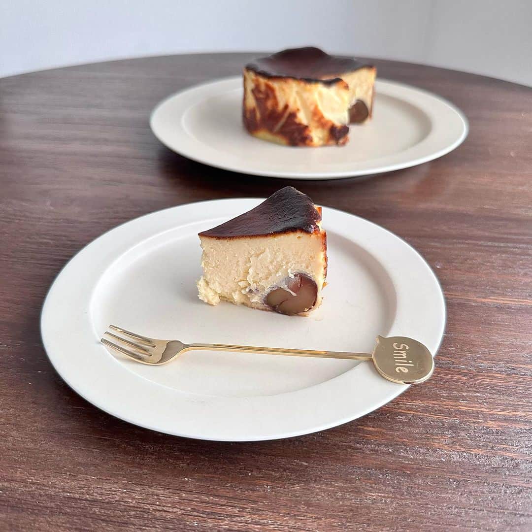 大野いとのインスタグラム：「先日食べたバスクチーズケーキがとても美味しかったので、季節の栗を入れて作ってみました☺️ これは良い出来💐 #バスクチーズケーキ  #栗のバスクチーズケーキ  #手作りお菓子」