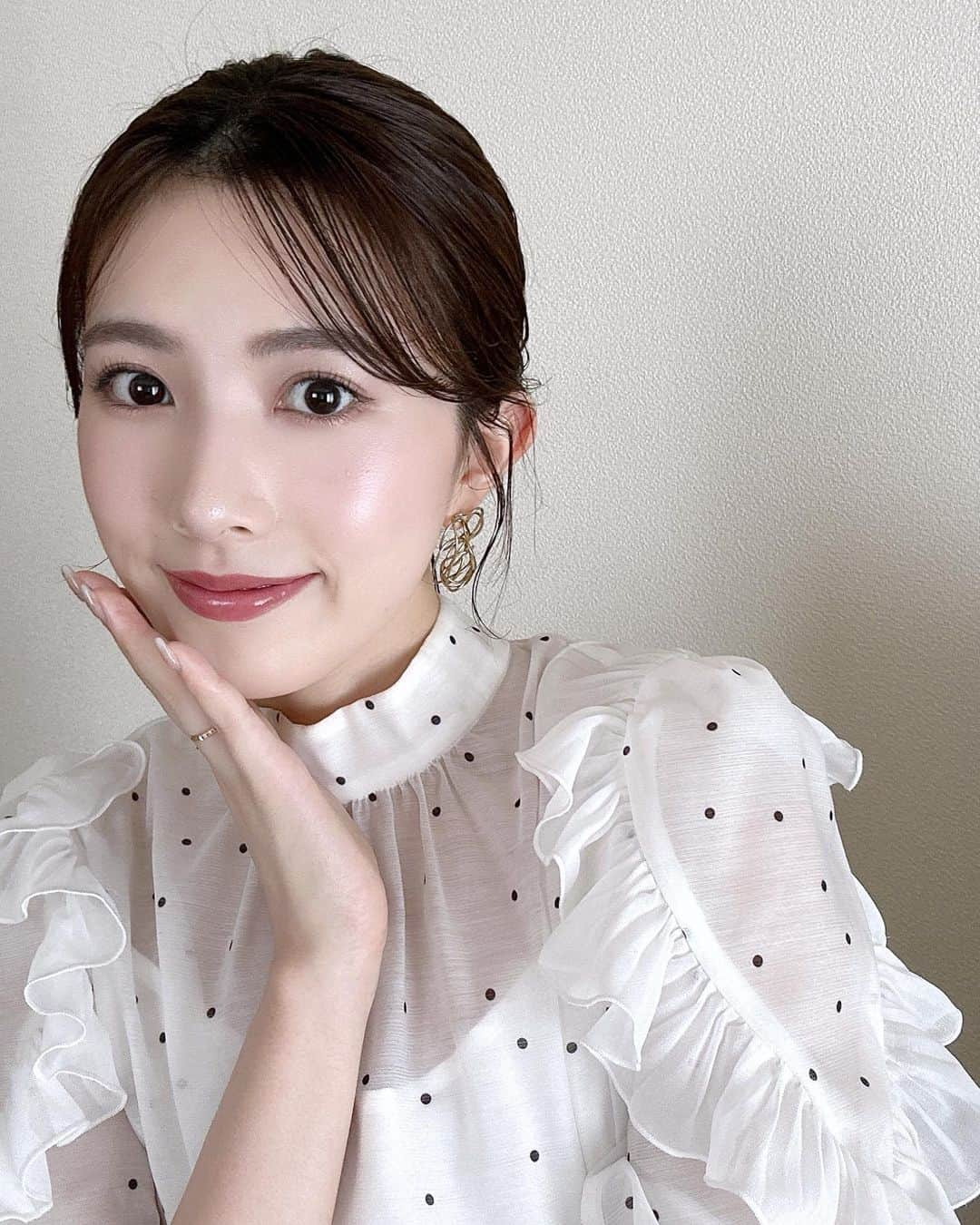 濱田あおいさんのインスタグラム写真 - (濱田あおいInstagram)「. . 最近のお気に入りアイテムで秋メイク🍂 使ったアイテムほぼ全部載せました🥰  最近のベースはコスデコの下地に ウォンジョンヨのブルーを薄く重ねて アディクションのファンデがお気に入り🤍  ✔︎コスメデコルテ  フローレススキン グロウライザー ¥4,950  ✔︎ウォンジョンヨ トーンアップベースNA 01 スカイブルー ¥1,430  ✔︎ADDICTION ザ ファンデーション　リフトグロウ 002 ¥6,600  ✔︎GIVENCHY プリズム・リーブル・スキンケアリング・コンシーラー W100 ¥4,620  ✔︎NARS ライトリフレクティングセッティングパウダー　ルース　Ｎ ¥5,830  アイメイクは今年の秋のプチプラ アイシャドウで1番お気に入りっ THEアイパレの限定色希望のグレージュ🩶 塗り方は2枚目でご紹介しています◎  ✔︎bidol THE アイパレR 102 希望のグレージュ ¥1,980  ✔︎キングダム リキッドアイライナーR1 ナチュラルブラック ¥1,540  ✔︎UZU アイオープニングライナー グレー ¥1,694  ✔︎Wonjungyo ヌードアイラッシュ 01 シアーブラック ¥1,430  チークは最近お気に入りの デイジードールのピンクラベンダーカラー ツヤツヤな仕上がりにっ🪻  ✔︎デイジードール パウダー ブラッシュ PK-02  リップは登場率高めのトーン👄  ✔︎to/one カラー ブロッサム 06 ダスティピンク ¥3,080（ケース、リフィルセット）  #秋メイク#秋コスメ#お気に入りコスメ#透明感メイク#ブルベメイク#ツヤ肌#ツヤ肌メイク#コスメデコルテ#ウォンジョンヨ#アディクション#ジバンシイ#NARS#bidol#デイジードール#toonecosmetics#リフ粉」9月27日 18時35分 - aoihamada