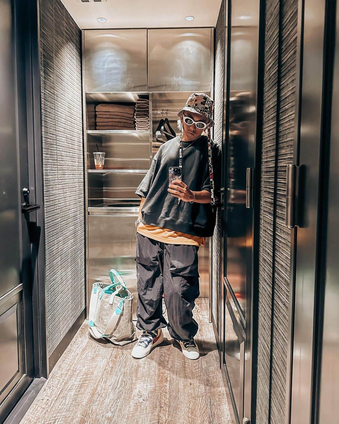 KING-MASAのインスタグラム：「Fall !? 🍂🍂🍂  久々にBlazer を引っ張り出してきて！ 秋冬に合わせやすいのでBlazer おすすめです👟👟  真っ黒だと面白く無いので色遊び❤️💛💜  @alwaysoutofstock 23FW Tops L  Pants L」