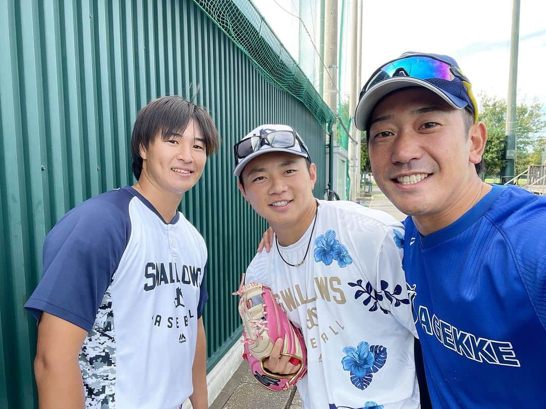 高野圭佑さんのインスタグラム写真 - (高野圭佑Instagram)「🟦ヤクルトスワローズの成田翔くんと長谷川宙輝投手と！  かけるちゃんはロッテからヤクルト ハセはホークスからヤクルトやね！  ハセとはシーズン終わった瞬間 来季に向けて一緒に自主トレしてたし  かけるちゃんはロッテの同期ドラフト⚾️  2人とも良い物を持ってる左腕！ 頑張ってくれーーーーー！！！  #東京ヤクルトスワローズ #成田翔 #長谷川宙輝 #エイジェック #高野圭佑 #千葉ロッテマリーンズ #福岡ソフトバンクホークス」9月27日 18時10分 - keisuke_takano58