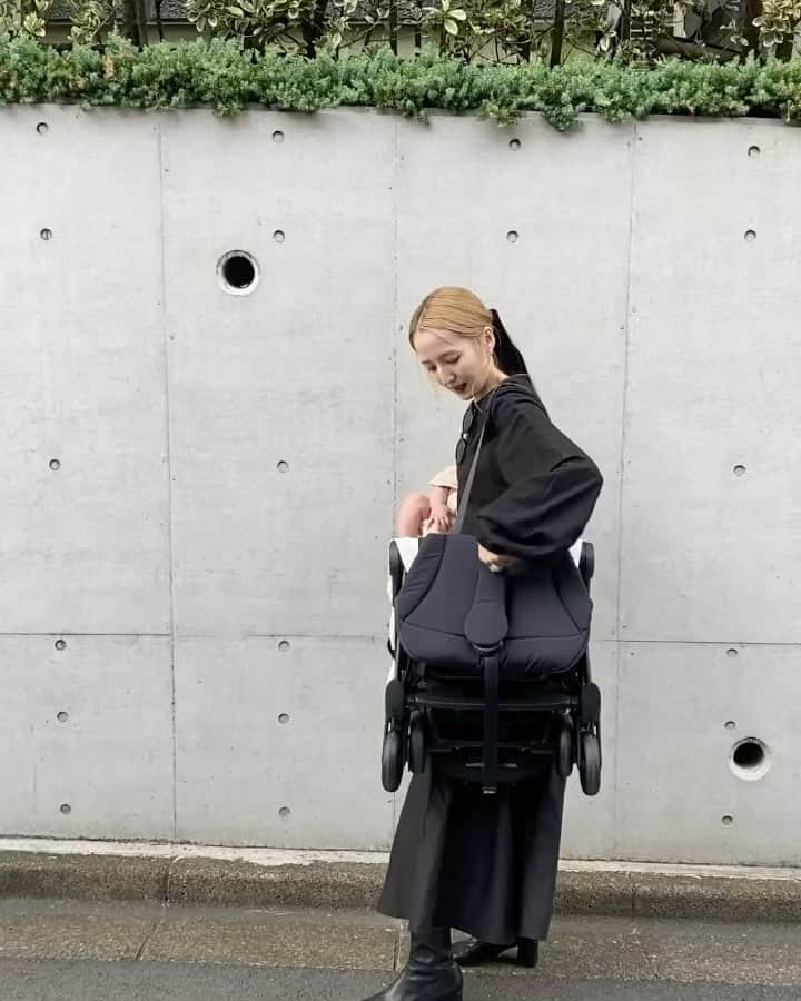 平木愛美のインスタグラム：「babyを抱きながらも片手で折り畳める、そして開ける、感動的な便利さ…！✨  1.肩掛けできる＆ぽんっと開けられる感激動画 2.お気に入りストローラー 3.メッシュになってて風通しも◎中の様子も◎ 4.閉じるのも片手で数秒 5.心地よくお眠りbaby 6.車にもねまさかのここに入るの！ 7.コンパクト！！！ 8.なのに上質なデザイン 9.抱っこ＆肩掛けキャリーハンドル 10.きゅっと簡単  このあいだ伊勢丹でのpop up storeへも訪れていた CYBEXのプラチナラインから6年ぶりに登場した 新作ベビーカーのCOŸA 🪞💗  どのカラーも素敵で悩んでwhite colorにしてからの、そこからはもう日々愛用していて。日常なべびまるの保育園送り迎えのふらっと外出時も、このあいだの大阪へ遠出な新幹線もるるくんはこちらで。  そしてこちら肩紐調節もワンプルハーネスで引っ張るだけで簡単に子供にフィット。リクライニングも紐で調整するだけの簡単。なのでフルフラットなシートのるるくんのベビーカー👶🏼といいつつ臨機応変にべびまるgirl👧🏼にも使える。 フラットはべびだけじゃなく、2歳が眠っちゃった時とかにも！🌛  3.の背面メッシュウィンドウは、日本限定仕様みたいで日本の蒸し暑い夏の気候が考慮されているとのこと🕊️ そういった配慮も素敵だし、暑くて通気性はかなり重要つつ中のbabyの様子も押しながらさっと見られるので嬉しい。💫  べびまるの時のファーストベビーカーがめちゃめちゃ大きく重かったので（それはそれで良くて大好きだったのですが）  やっぱりるるくんのファーストベビーカー？ べびまるのセカンドベビーカー？ としてのこちらは、とにかく"軽い""コンパクト"で。でも上質で。とってもお気に入りです🤍  #CYBEX_PR #CYBEX #サイベックス #COYA」