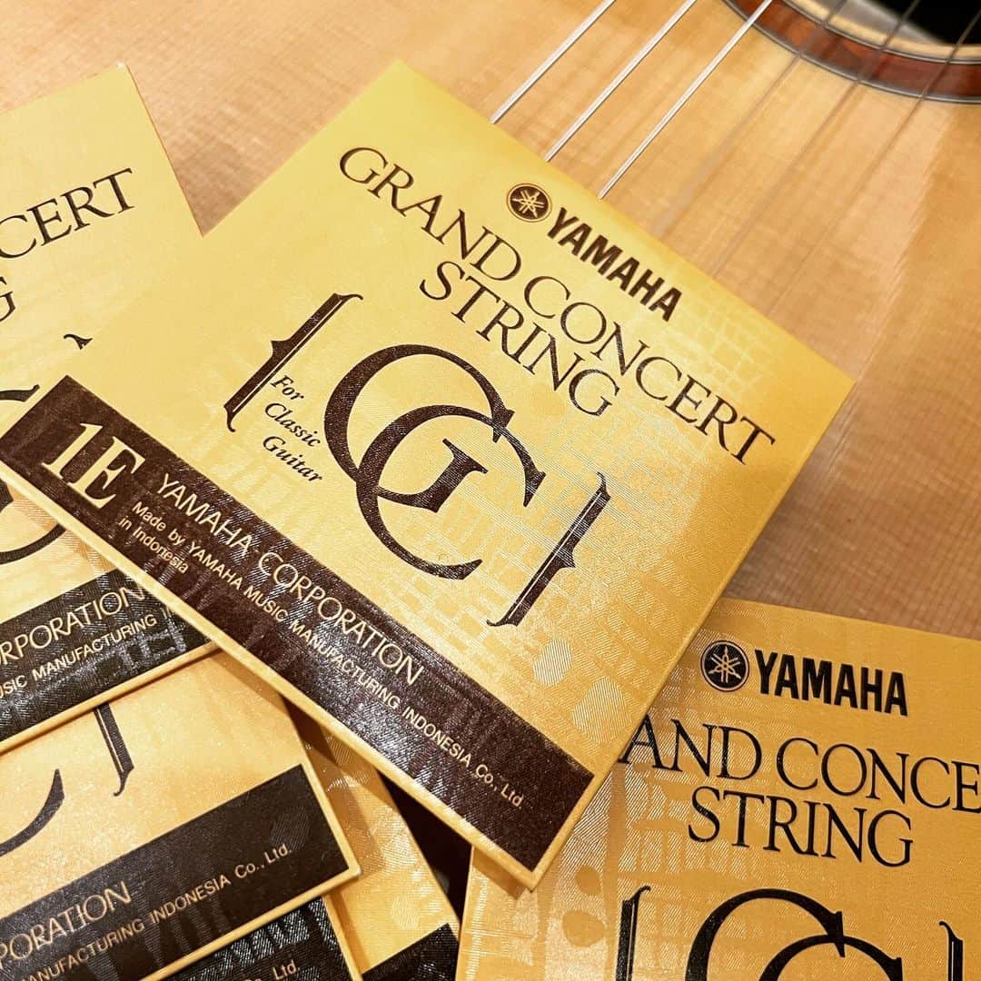 上杉洋史さんのインスタグラム写真 - (上杉洋史Instagram)「エレガットギターの弦交換。（久しぶりです）  Just restrung my nylon-string acoustic-electric classical guitar. #yamahaapex #nylonstringguitar #yamaha #restring」9月27日 18時11分 - uesugihiroshi