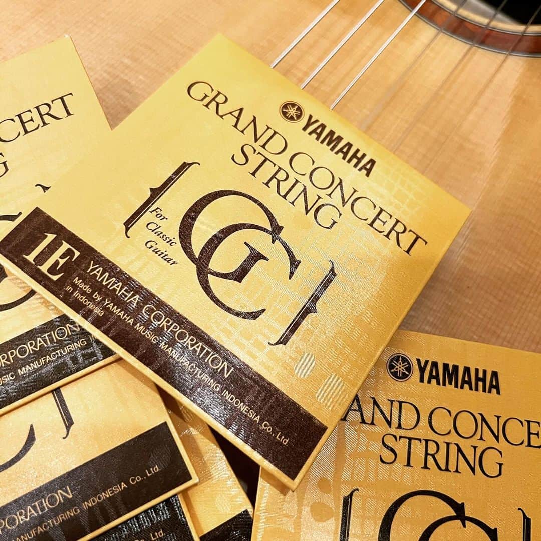 上杉洋史のインスタグラム：「エレガットギターの弦交換。（久しぶりです）  Just restrung my nylon-string acoustic-electric classical guitar. #yamahaapex #nylonstringguitar #yamaha #restring」