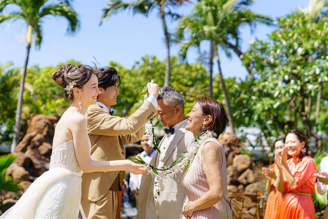 クチュールナオコウエディングのインスタグラム：「. Lei Ceremony💐  人気のセレモニーのひとつ 「レイ・セレモニー」  ハワイの言葉でレイとは「愛する人」♡  繋がりと言う意味を持つとも言われていて ウェディングのセレモニーにぴったり.◯  ハワイウェディングでは ご両親やゲストに  「今まで育ててくれてありがとう」 「これからもよろしくね」  といった、感謝の気持ちを伝える 素敵な儀式として行われています💐  挙式の最後に行うことが多く、 新郎新婦から お互いのご両親に贈るひとときは感動の瞬間です🥹✨  ぜひ取り入れてみてくださいね!  資料請求・来店予約・オンライン予約は、@couturenaoco_resortwedding プロフィールのHP🔗から ⁡ ⁡ ＝＝COUTURE NAOCO SALON＝＝   銀座本店・札幌店・仙台店・名古屋店  京都店・心斎橋店・神戸店・福岡店  ◇全国対応オンライン相談も受付◇ ⁡ ＝＝＝＝＝＝＝＝＝＝＝＝＝＝＝＝＝ ⁡ ⁡ @couturenaoco_resortwedding をフォロー＆ #クチュールナオコウェディング をつけて投稿してくださいね。 このアカウントでリグラムさせて頂きます。 ⁡ ⁡ #couturenaoco #クチュールナオコ #couturenaocowedding #クチュールナオコウェディング #naocoweddingstory #ナオコウェディングストーリー ⁡ #ハワイウェディング #沖縄ウェディング #石垣島ウェディング #リゾートウェディング #リゾート結婚式 #海外挙式 #リゾート挙式 #ウェディングフェア #ブライダルフェア #ビーチウェディング #ガーデンウェディング #ウェディングフォト #ウェディングドレス #アイネスヴィラノッツェワイキキレイア #セントアンドリュース大聖堂 #パークチャペル #アイネスヴィラノッツェ沖縄 #グランブルーチャペルカヌチャベイ #フサキビーチリゾート #2023婚 #結婚式準備 #式場探し」