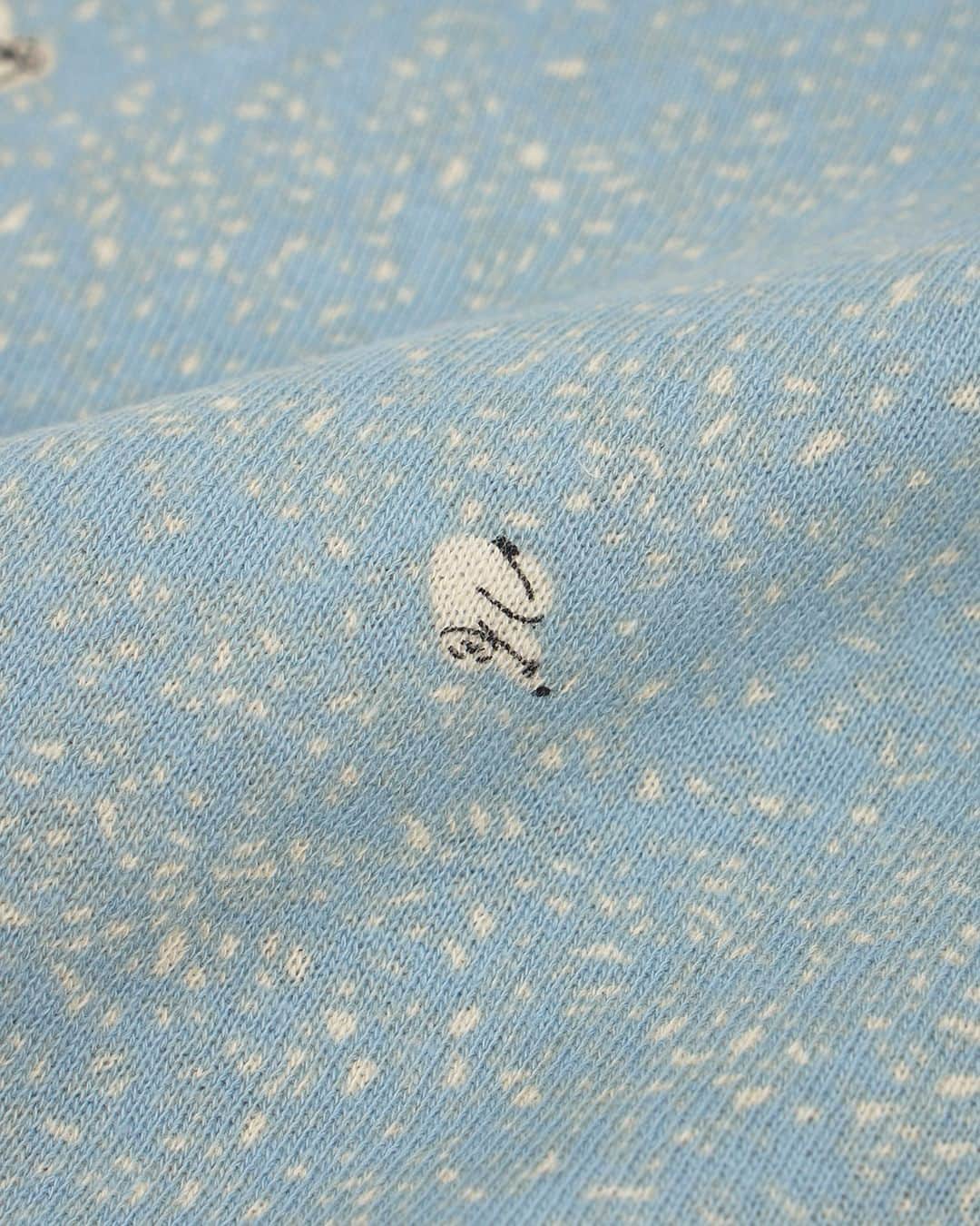 marbleSUD(マーブルシュッド) のインスタグラム：「【23FW collection】 ［mini sloth：ミニスロース］ ゆる〜んとした可愛さが魅力の癒し系テキスタイルが本日発売となりました。その名も「mini sloth(ミニスロース)」。  ネーミングの通り、小さなナマケモノが描かれているのですが、その姿がとにかく小さい🦥指先ほどのサイズなのですが、寝転がったり💤なんだか甘えた様なポーズをしていたり❤️癒ししかないテキスタイルとなっております☁️☁️ 店頭ではお手にとって、online shopでは拡大してその愛らしさをご確認ごください🔍」