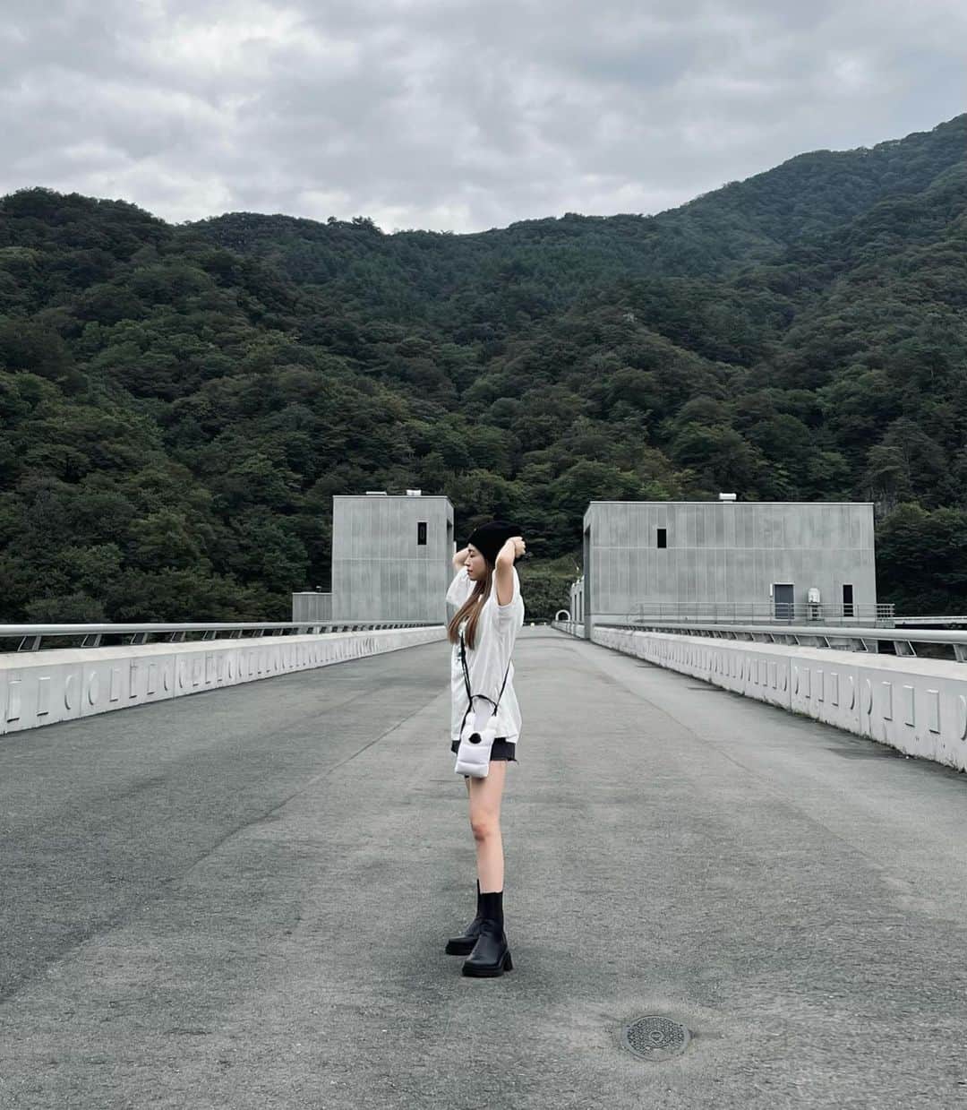のインスタグラム：「ダム行って自然めぐり🦚🦚🦚  4枚目は顔湯。お肌綺麗になりますよーに  #八ッ場ダム #草津温泉 #gunma #onsen」