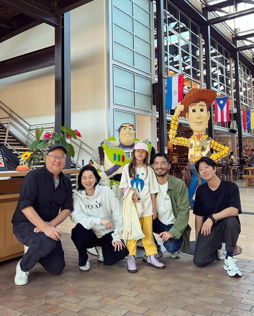 チャン・ユンジュさんのインスタグラム写真 - (チャン・ユンジュInstagram)「악 !!! 😍 @pixar 라니 !!!!  엘리멘탈의 감독 @petesohn18 피터 손이  직접 픽사 스튜디오를 소개해 주고.  엘리멘탈의 비하인드를 들려 주었다!  한국 부모님으로부터 받은 사랑과 문화가 작품에 녹아져 있었다.  자신의 뿌리와, 둘러싼 모든 것들이 작품으로 표현 되는 것이  얼마나 큰 용기이고 멋진 일인지!! 실제로 그의 부모님은 미국에서 식료품 가게를 하셨다고 한다. 영화 속 앰버처럼.  그래서 그런 디테일한 묘사와 정서까지 느껴졌구나.  하늘에서 엘리멘탈을 보셨을 그의 부모님께 사랑과 경의를 보내며. 쩗은 만남 속에서도 피터 손의 따뜻함과 좋은 에너지를 우리 가족 모두 전해 받을 수 있었다. We really appreciate it !! See you soon! I'll look forward to your work. 🫶🏻🔥❤️‍🔥」9月27日 18時13分 - yoonjujang