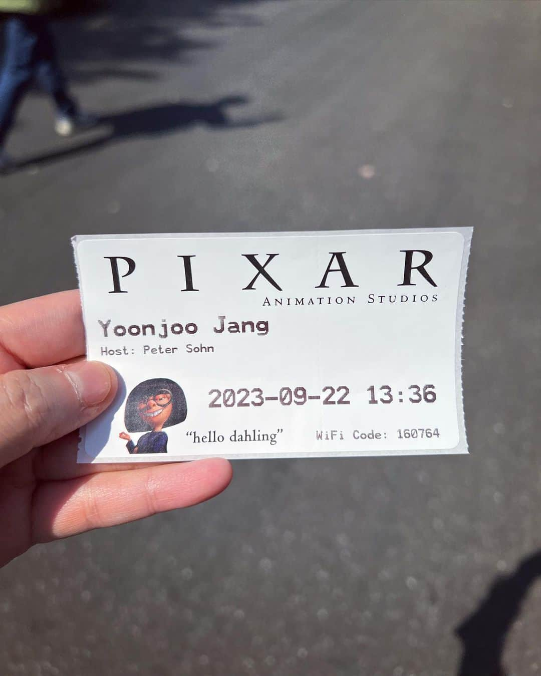 チャン・ユンジュのインスタグラム：「악 !!! 😍 @pixar 라니 !!!!  엘리멘탈의 감독 @petesohn18 피터 손이  직접 픽사 스튜디오를 소개해 주고.  엘리멘탈의 비하인드를 들려 주었다!  한국 부모님으로부터 받은 사랑과 문화가 작품에 녹아져 있었다.  자신의 뿌리와, 둘러싼 모든 것들이 작품으로 표현 되는 것이  얼마나 큰 용기이고 멋진 일인지!! 실제로 그의 부모님은 미국에서 식료품 가게를 하셨다고 한다. 영화 속 앰버처럼.  그래서 그런 디테일한 묘사와 정서까지 느껴졌구나.  하늘에서 엘리멘탈을 보셨을 그의 부모님께 사랑과 경의를 보내며. 쩗은 만남 속에서도 피터 손의 따뜻함과 좋은 에너지를 우리 가족 모두 전해 받을 수 있었다. We really appreciate it !! See you soon! I'll look forward to your work. 🫶🏻🔥❤️‍🔥」